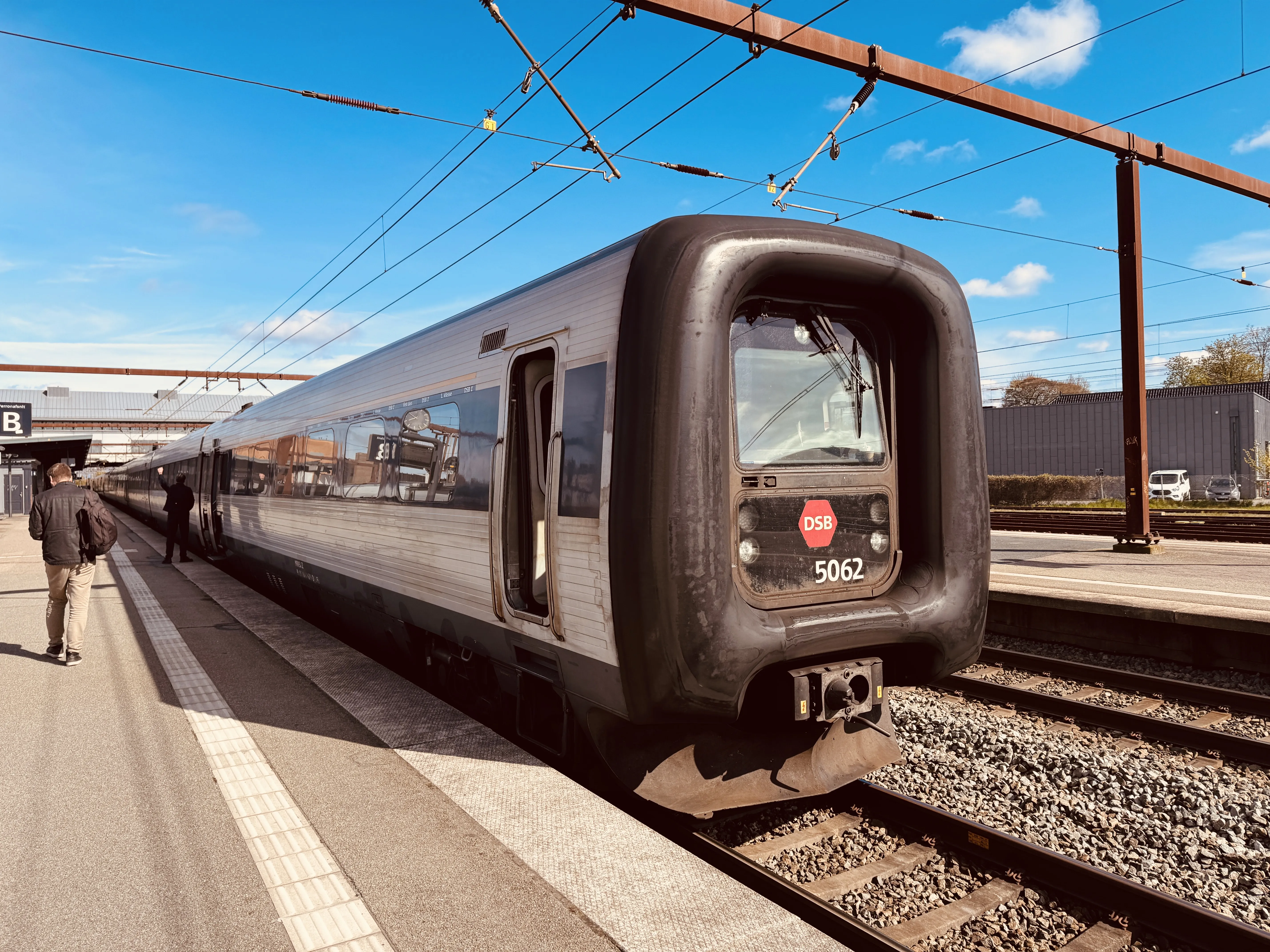 Billede af DSB MF 5062 fotograferet ud for Odense Banegård Center.