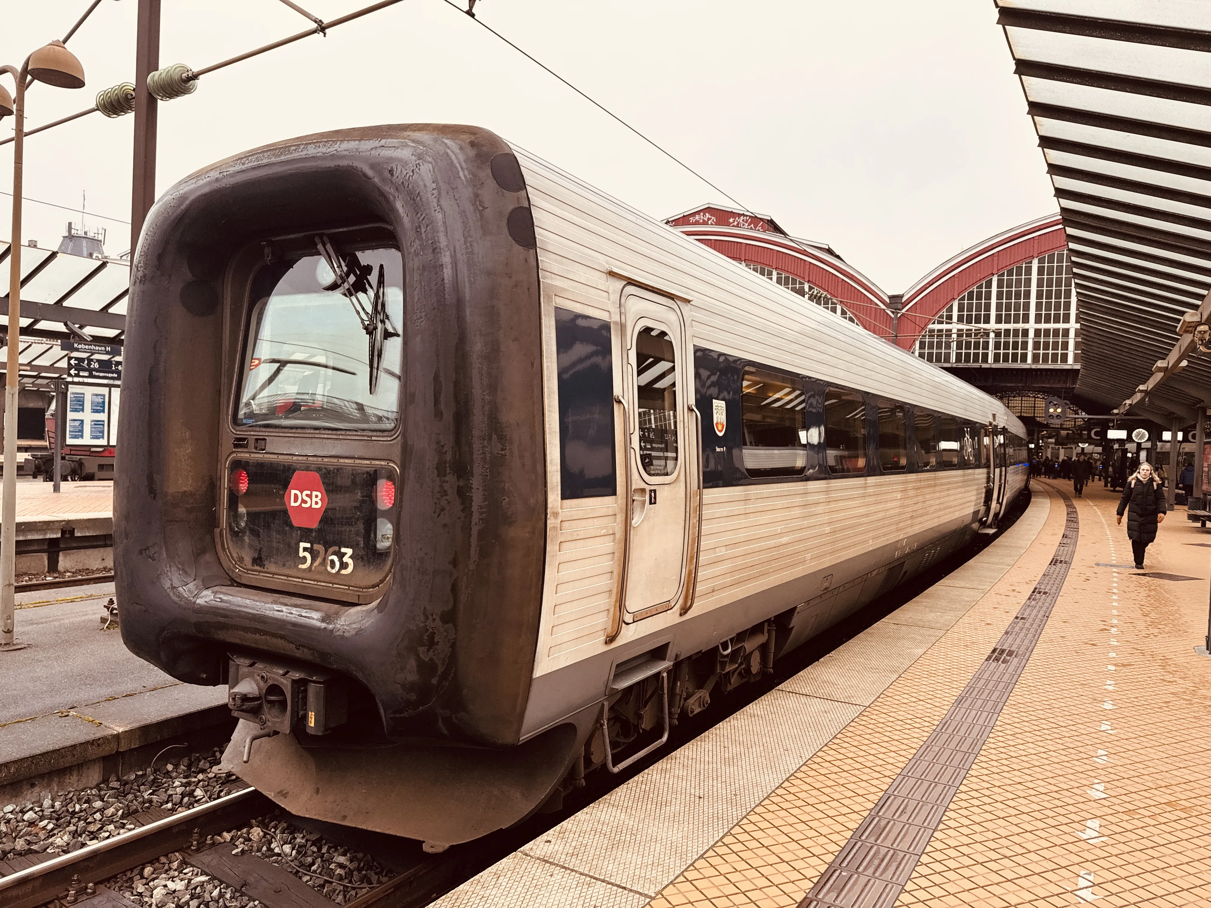 Billede af DSB MF 5063 fotograferet ud for København Hovedbanegård.