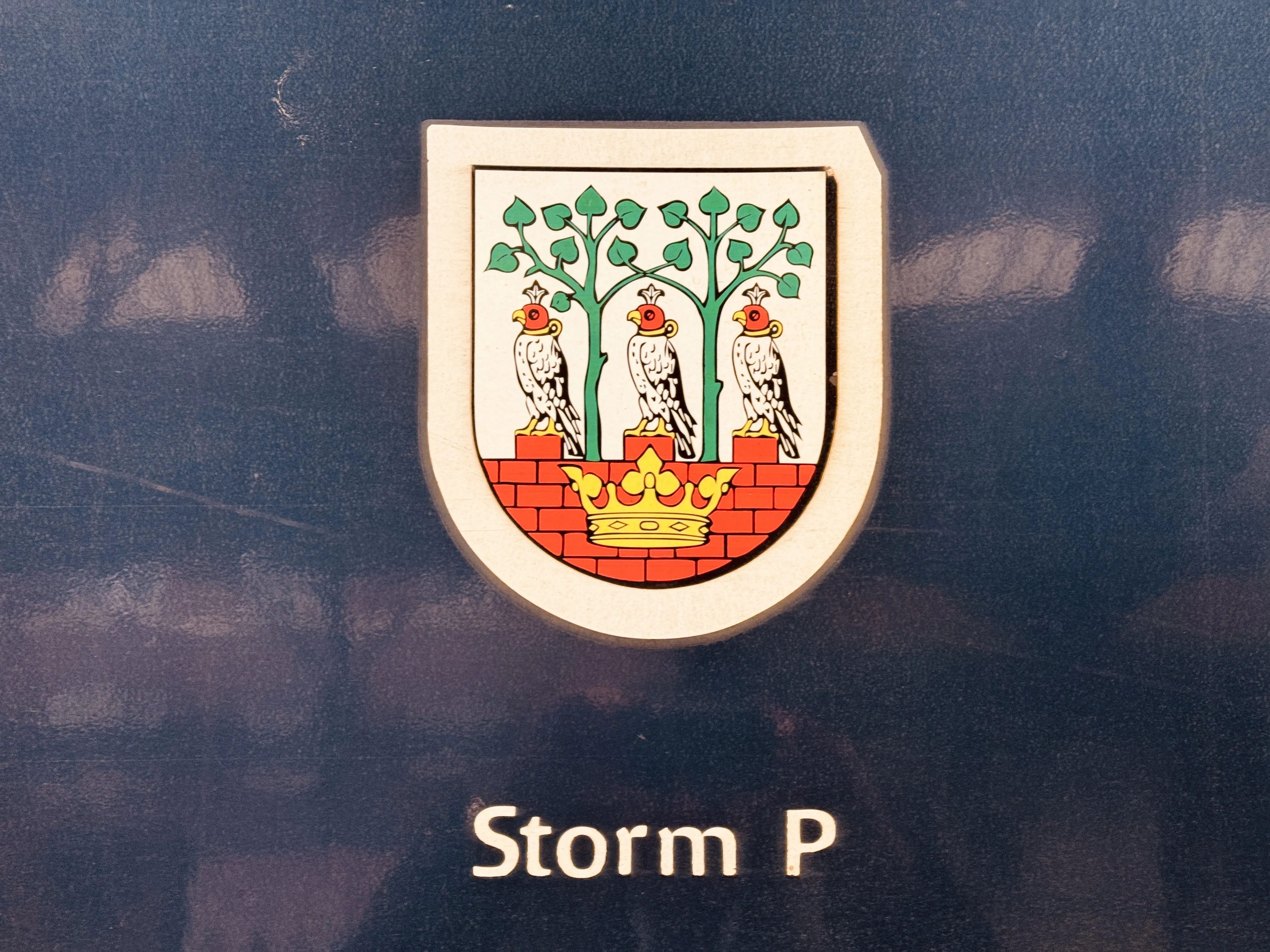 Billede af Frederiksbergs byvåben og navngivet "Storm P" på siden af DSB MF 5063 fotograferet ud for København Hovedbanegård.