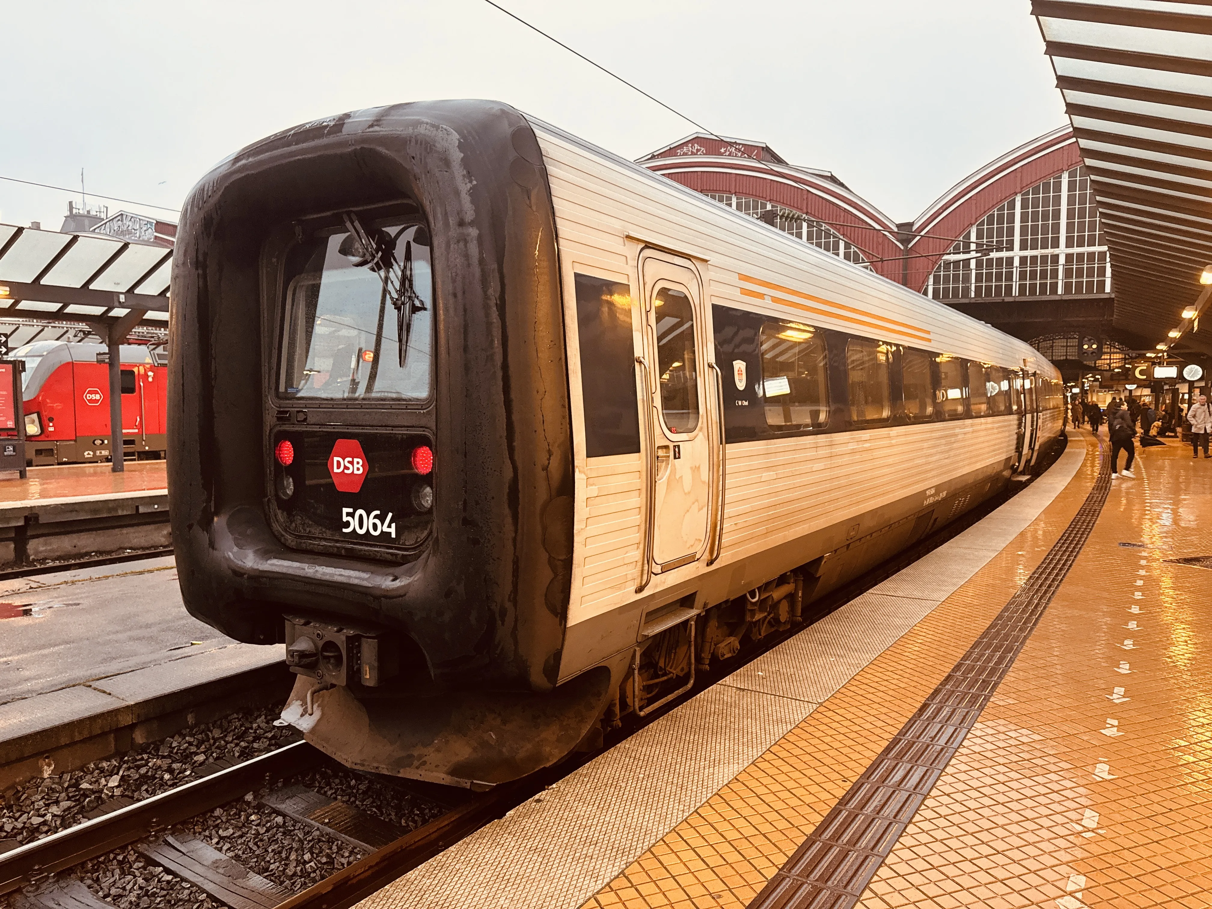 Billede af DSB MF 5064 fotograferet ud for København Hovedbanegård.