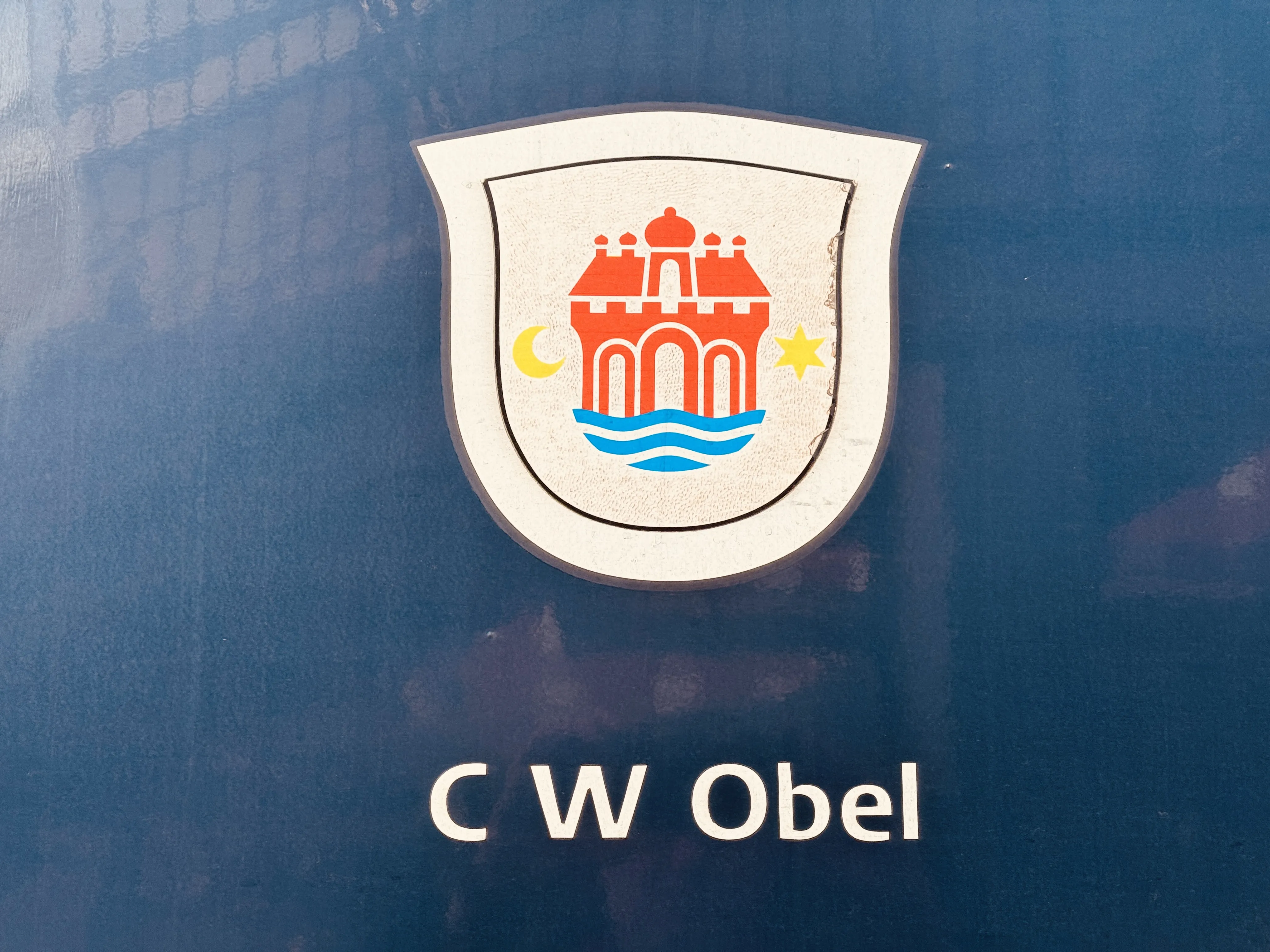 Billede af Aalborgs byvåben og navngivet "C.W. Obel" på siden af DSB MF 5064 fotograferet ud for København Hovedbanegård.