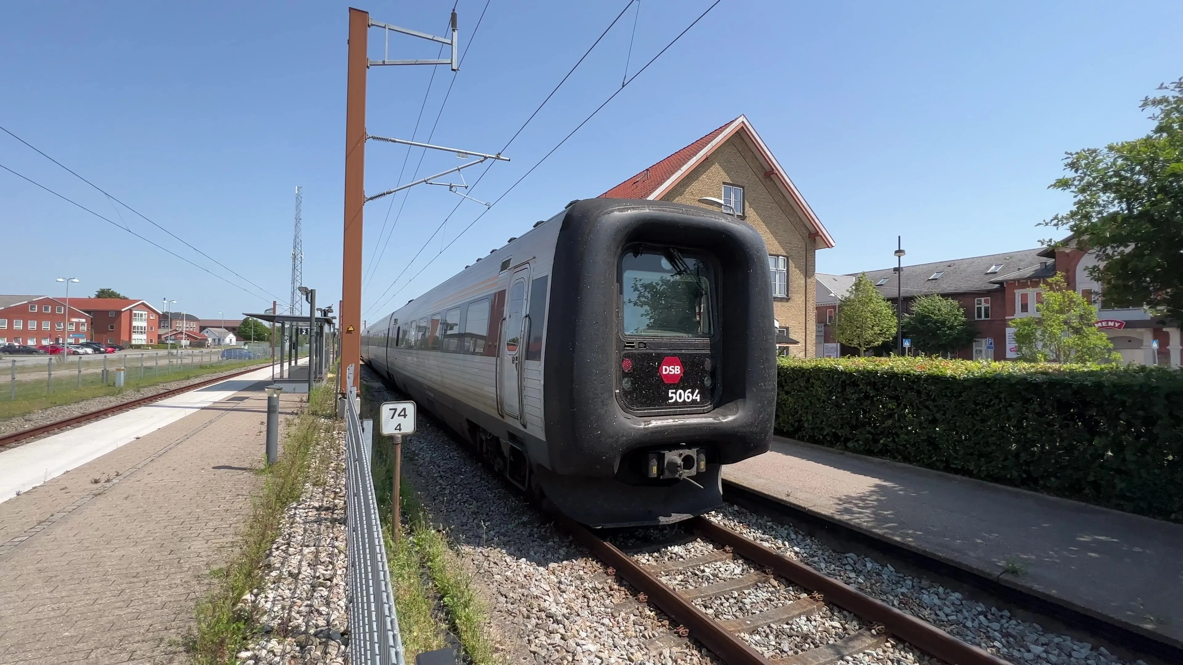 Billede af DSB MF 5064 fotograferet ud for Haslev Station.