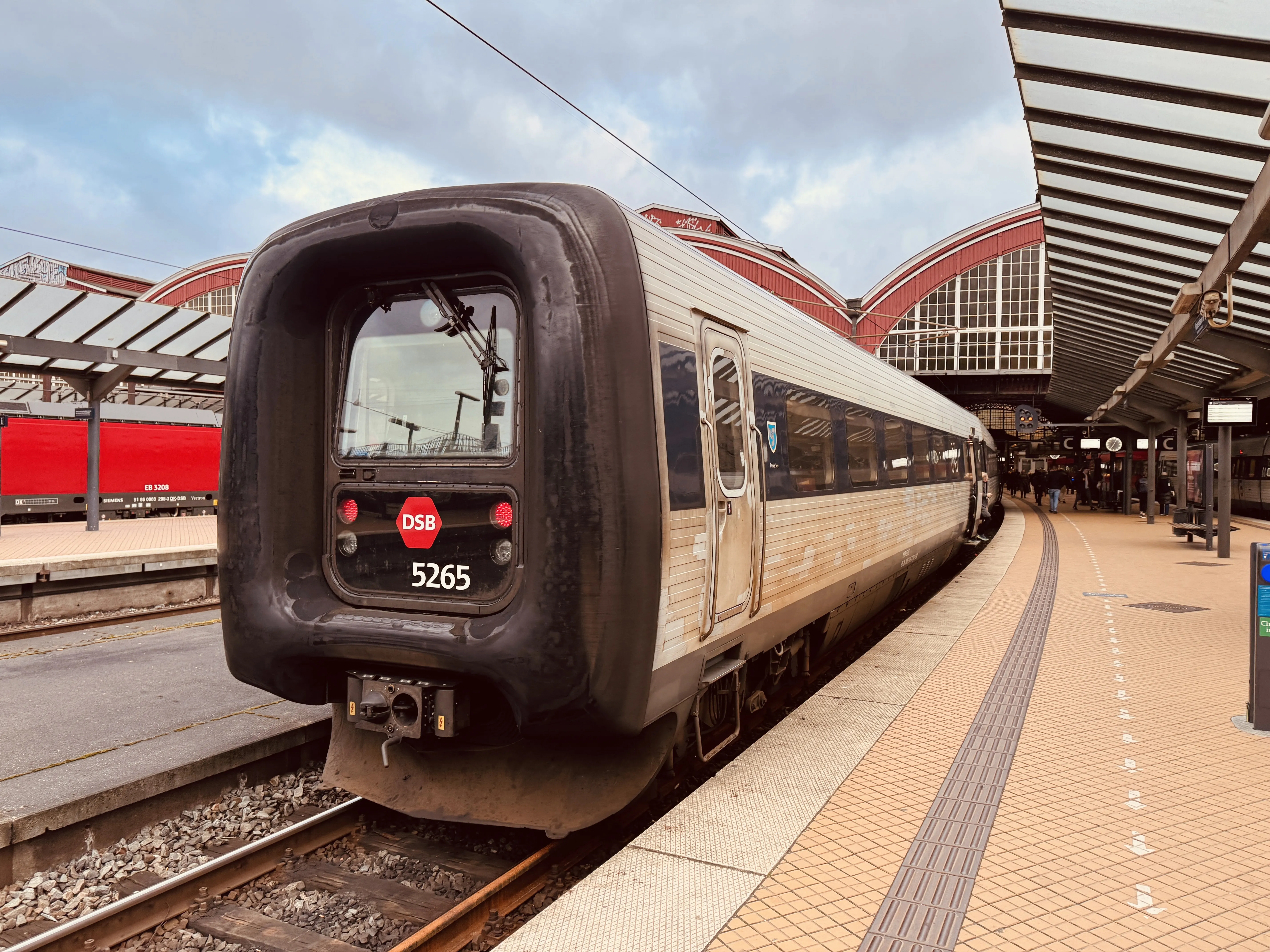 Billede af DSB MF 5065 fotograferet ud for København Hovedbanegård.