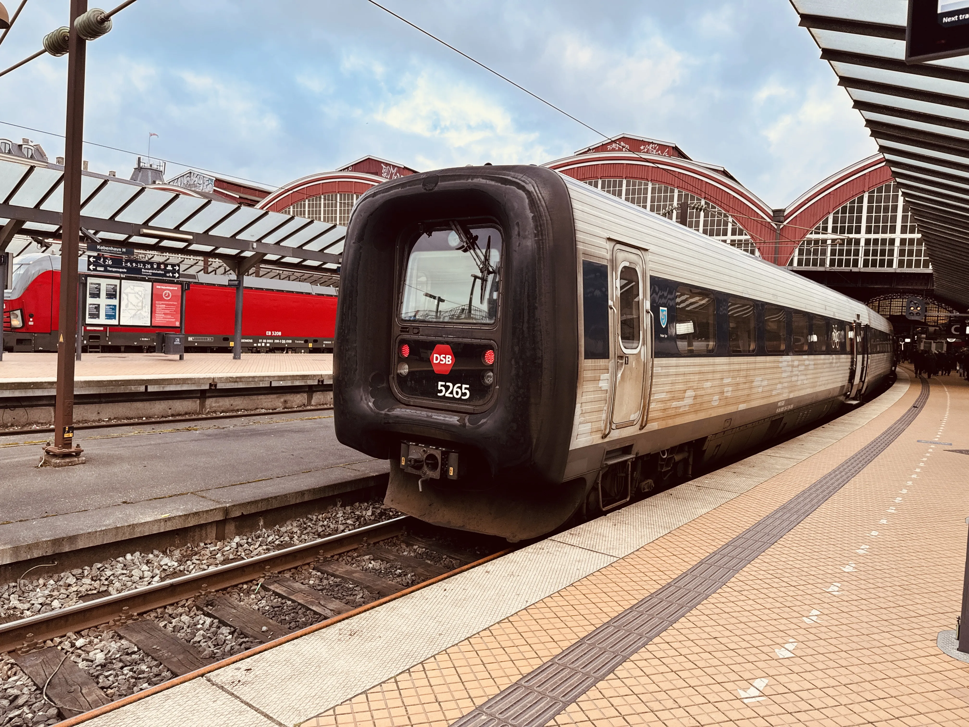 Billede af DSB MF 5065 fotograferet ud for København Hovedbanegård.