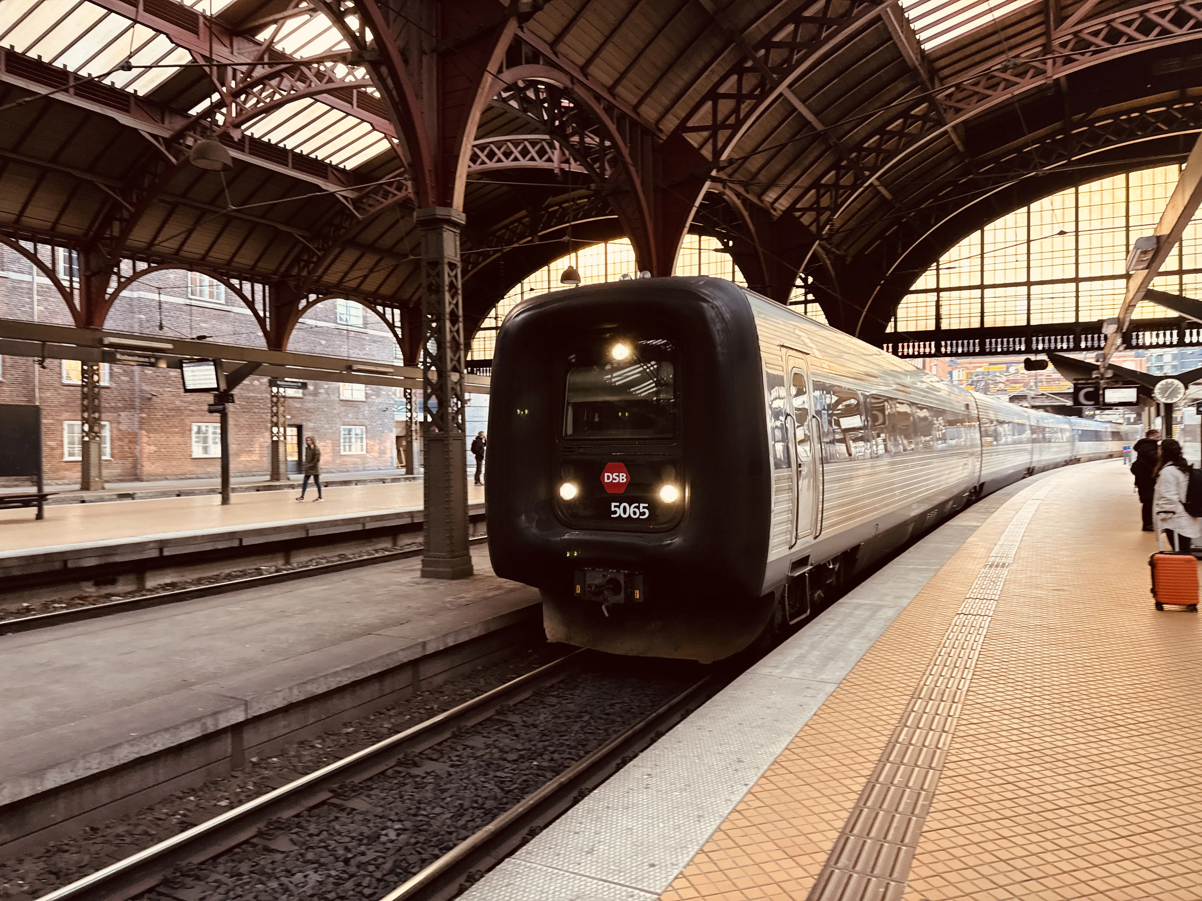 Billede af DSB MF 5065 fotograferet ud for København Hovedbanegård.