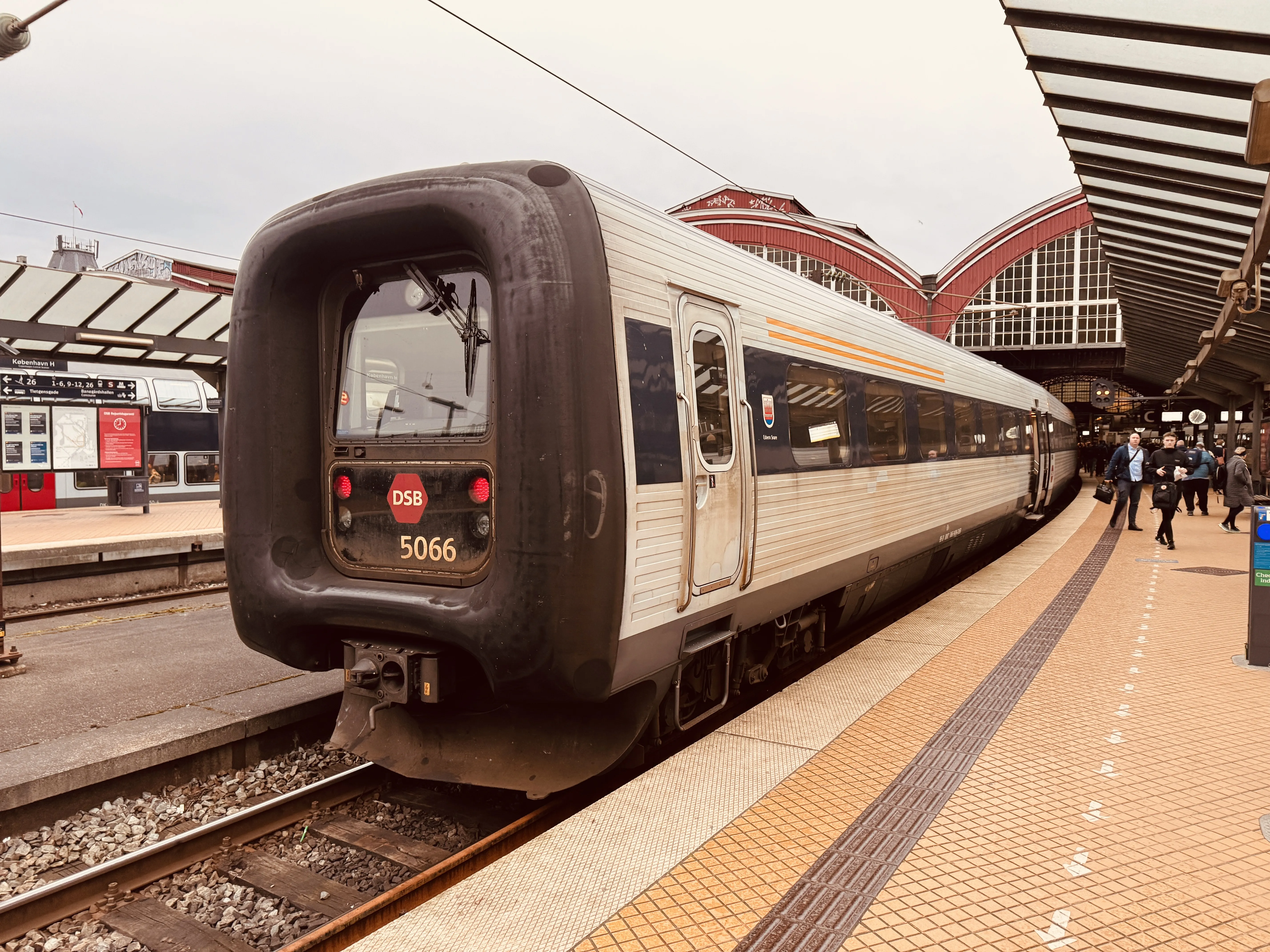 Billede af DSB MF 5066 fotograferet ud for København Hovedbanegård.