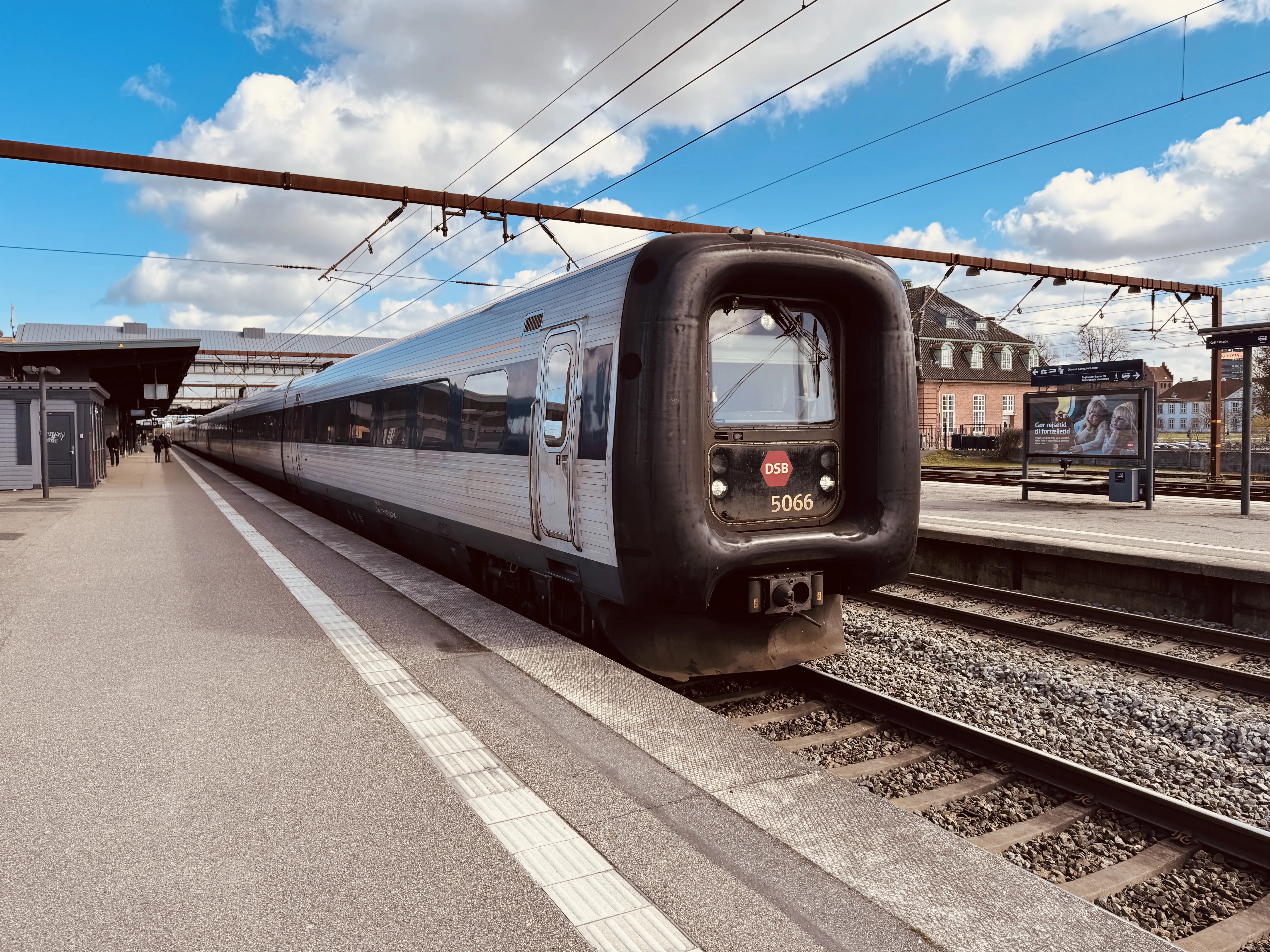 Billede af DSB MF 5066 fotograferet ud for Odense Banegård Center.