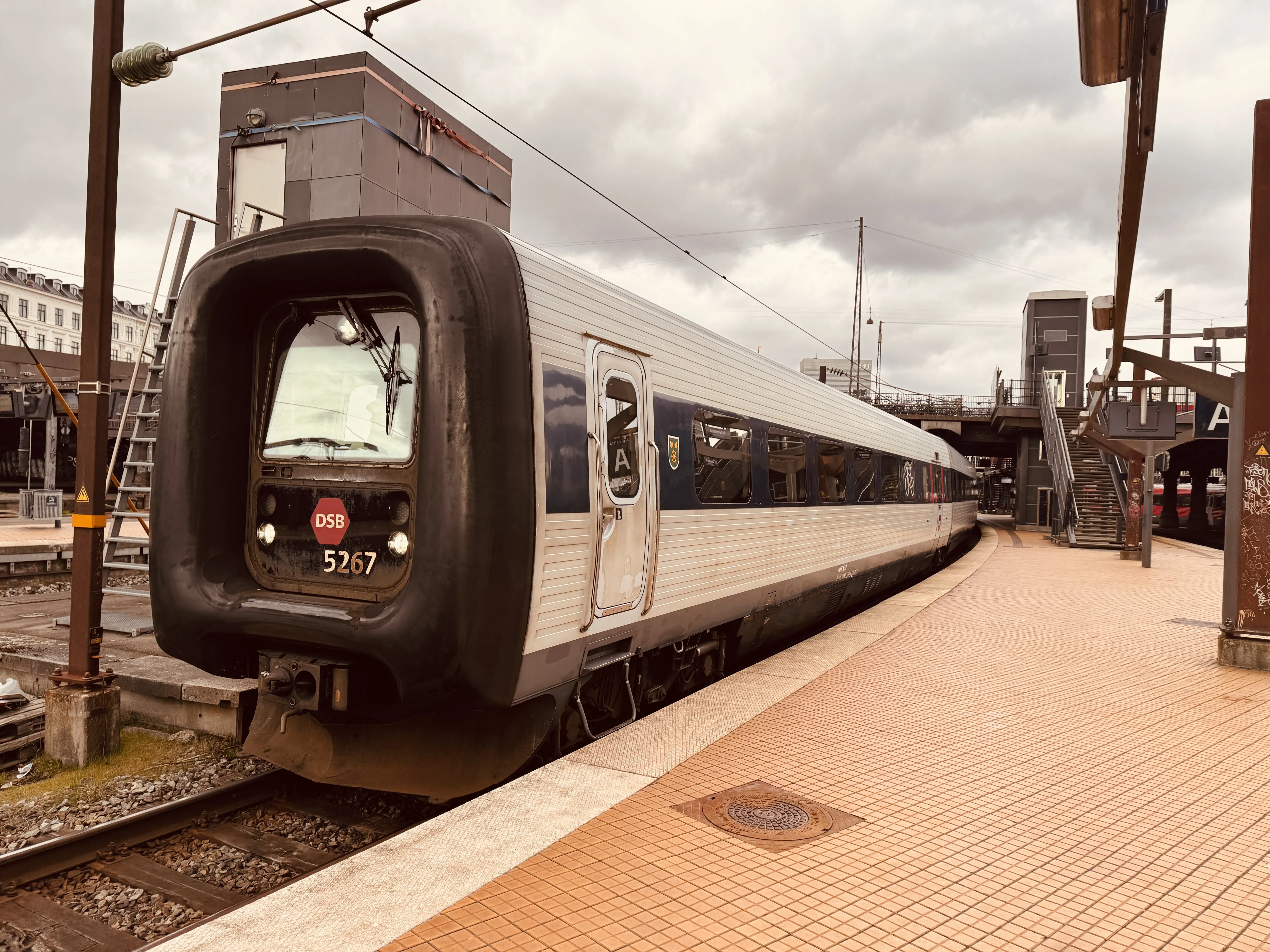 Billede af DSB MF 5067 fotograferet ud for København Hovedbanegård.