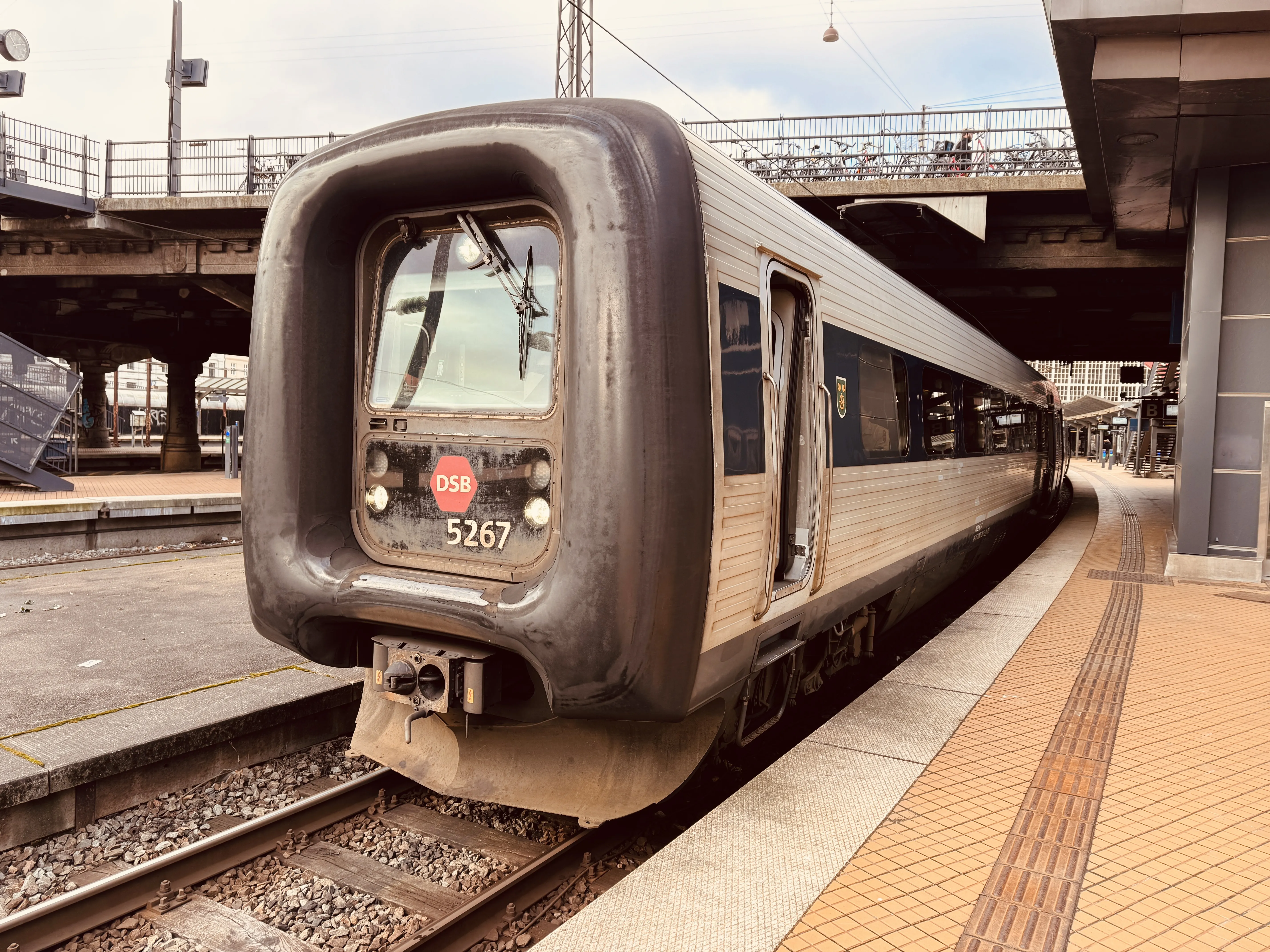 Billede af DSB MF 5067 fotograferet ud for København Hovedbanegård.