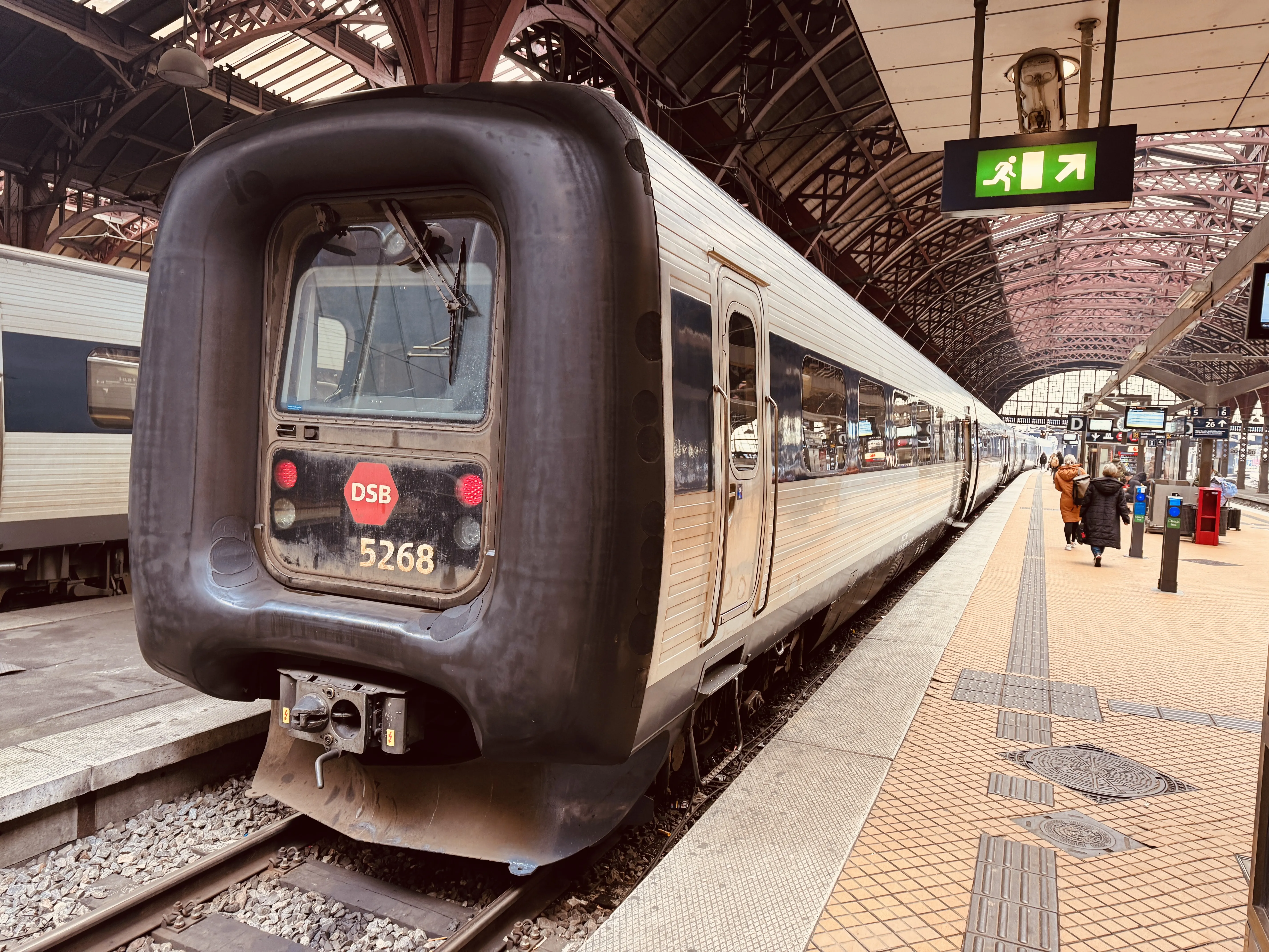 Billede af DSB MF 5068 fotograferet ud for København Hovedbanegård.