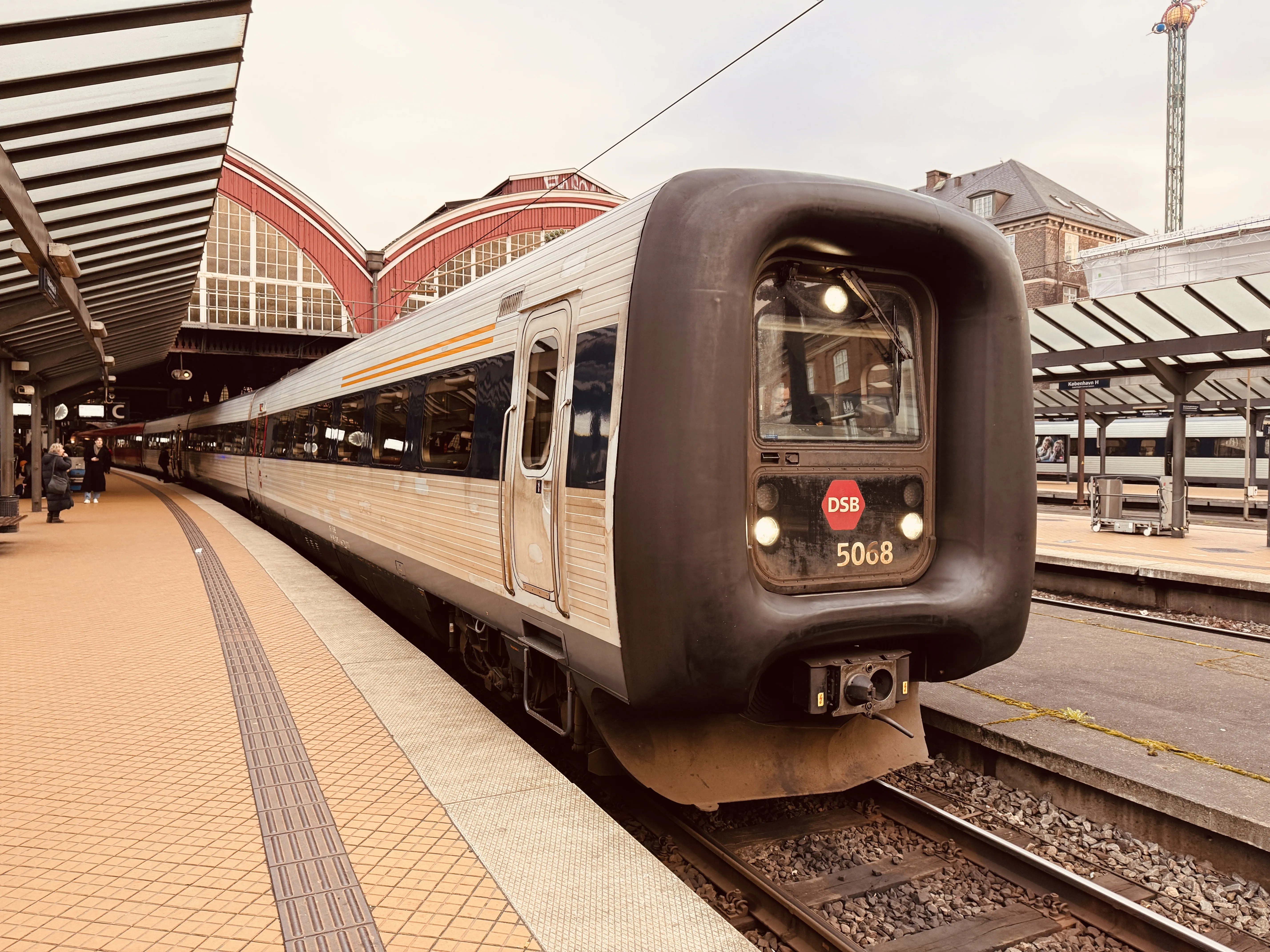 Billede af DSB MF 5068 fotograferet ud for København Hovedbanegård.