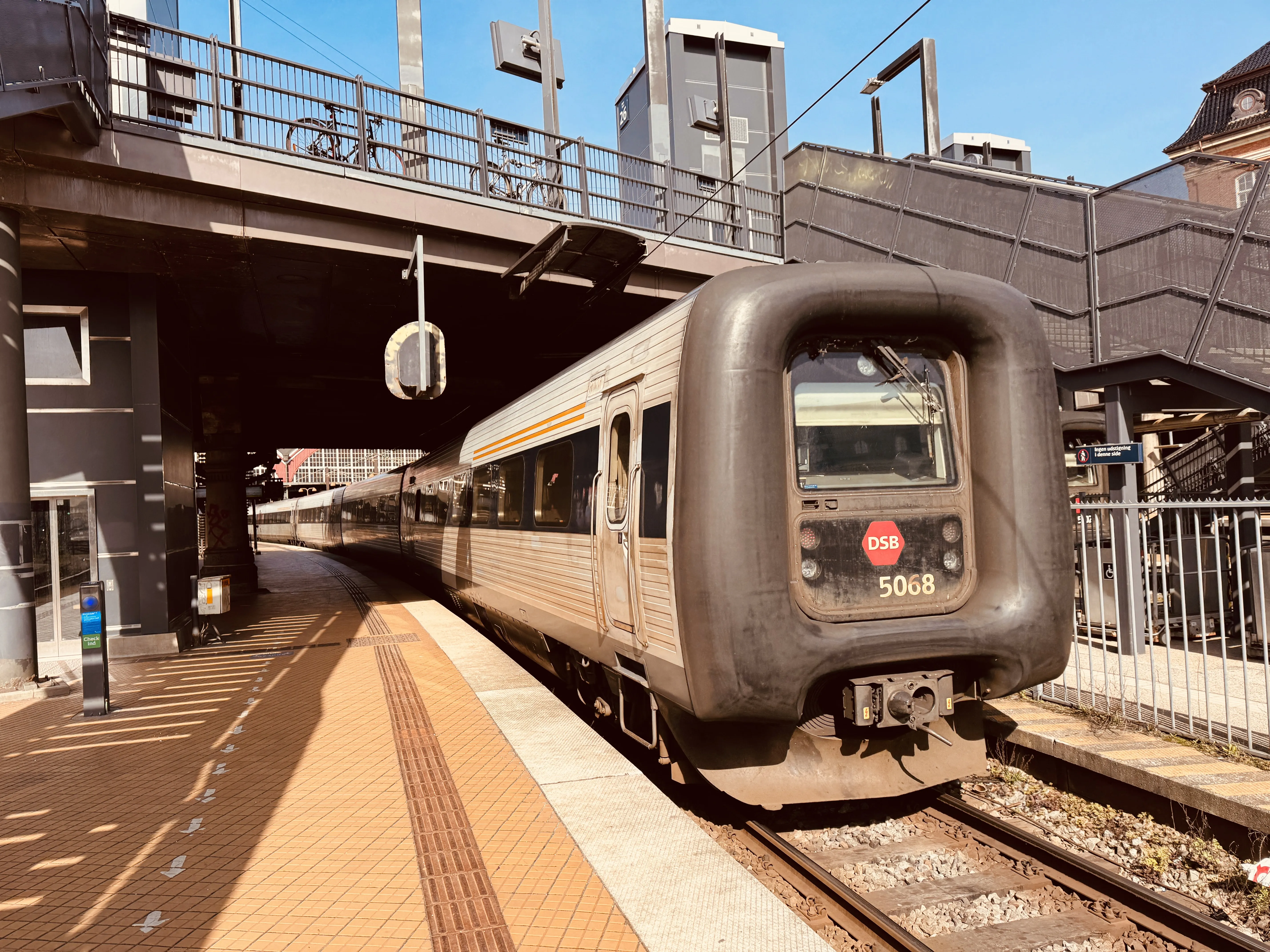 Billede af DSB MF 5068 fotograferet ud for København Hovedbanegård.