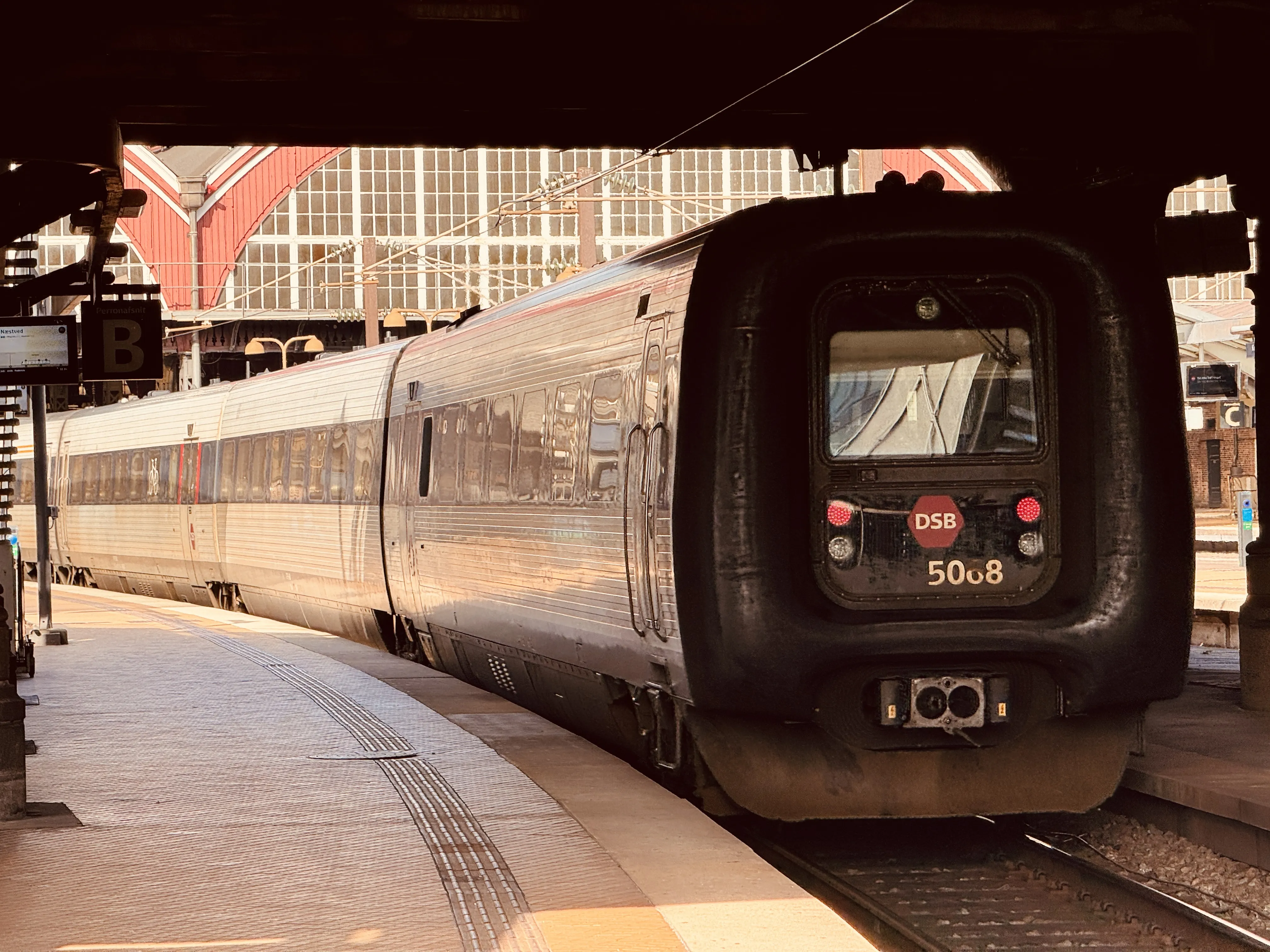 Billede af DSB MF 5068 fotograferet ud for København Hovedbanegård.