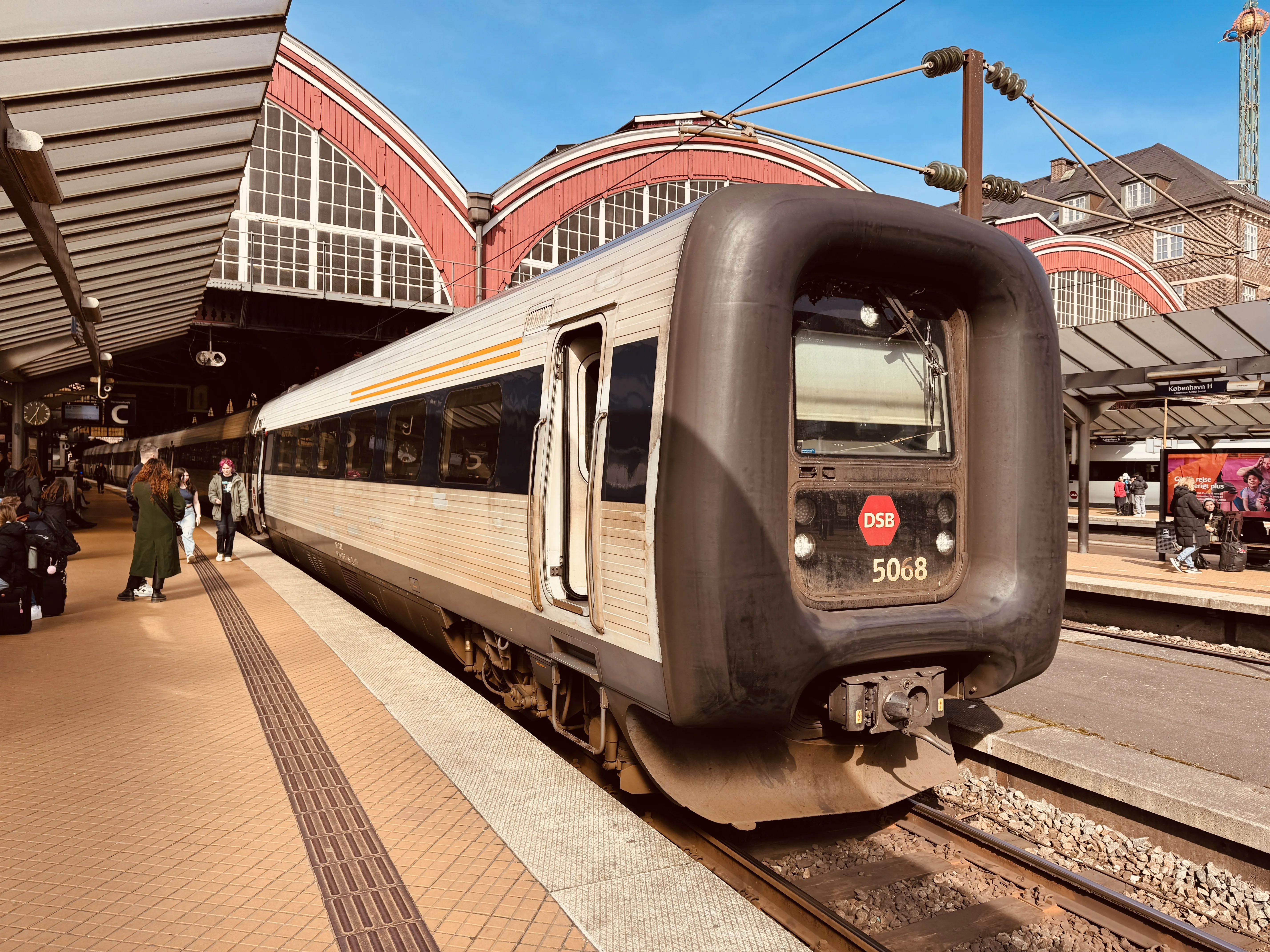 Billede af DSB MF 5068 fotograferet ud for København Hovedbanegård.