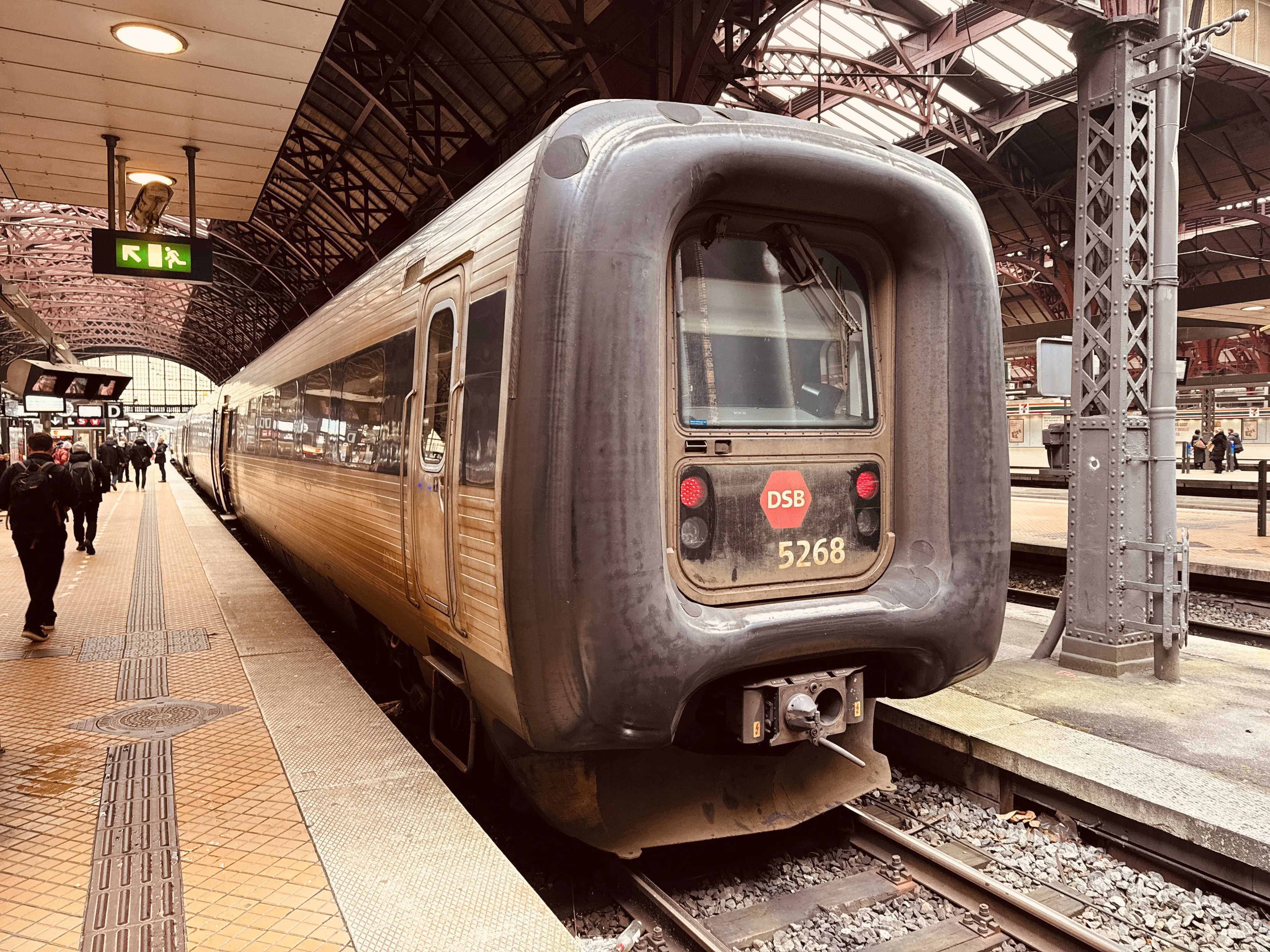 Billede af DSB MF 5068 fotograferet ud for København Hovedbanegård.