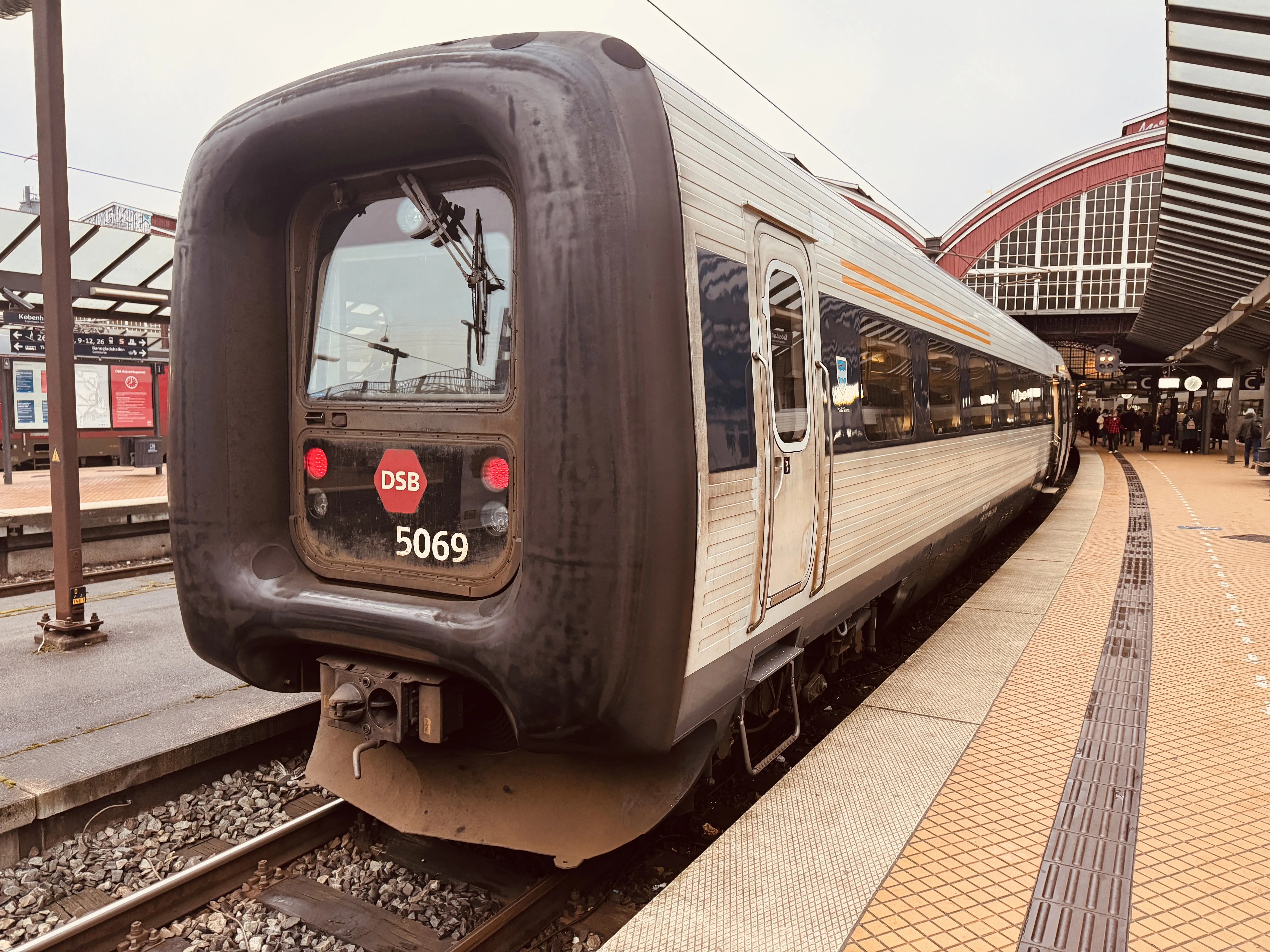 Billede af DSB MF 5069 fotograferet ud for København Hovedbanegård.