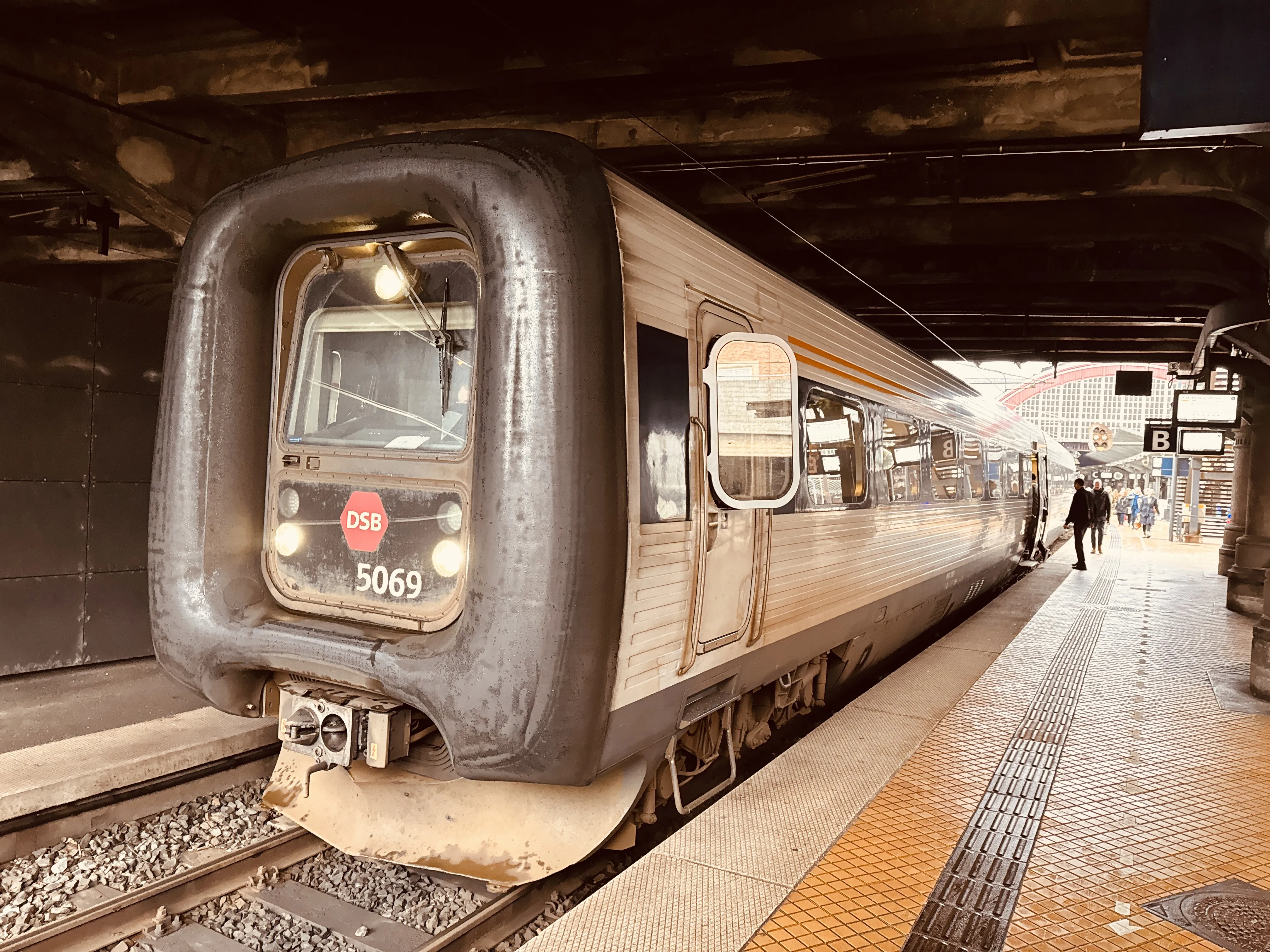 Billede af DSB MF 5069 fotograferet ud for København Hovedbanegård.