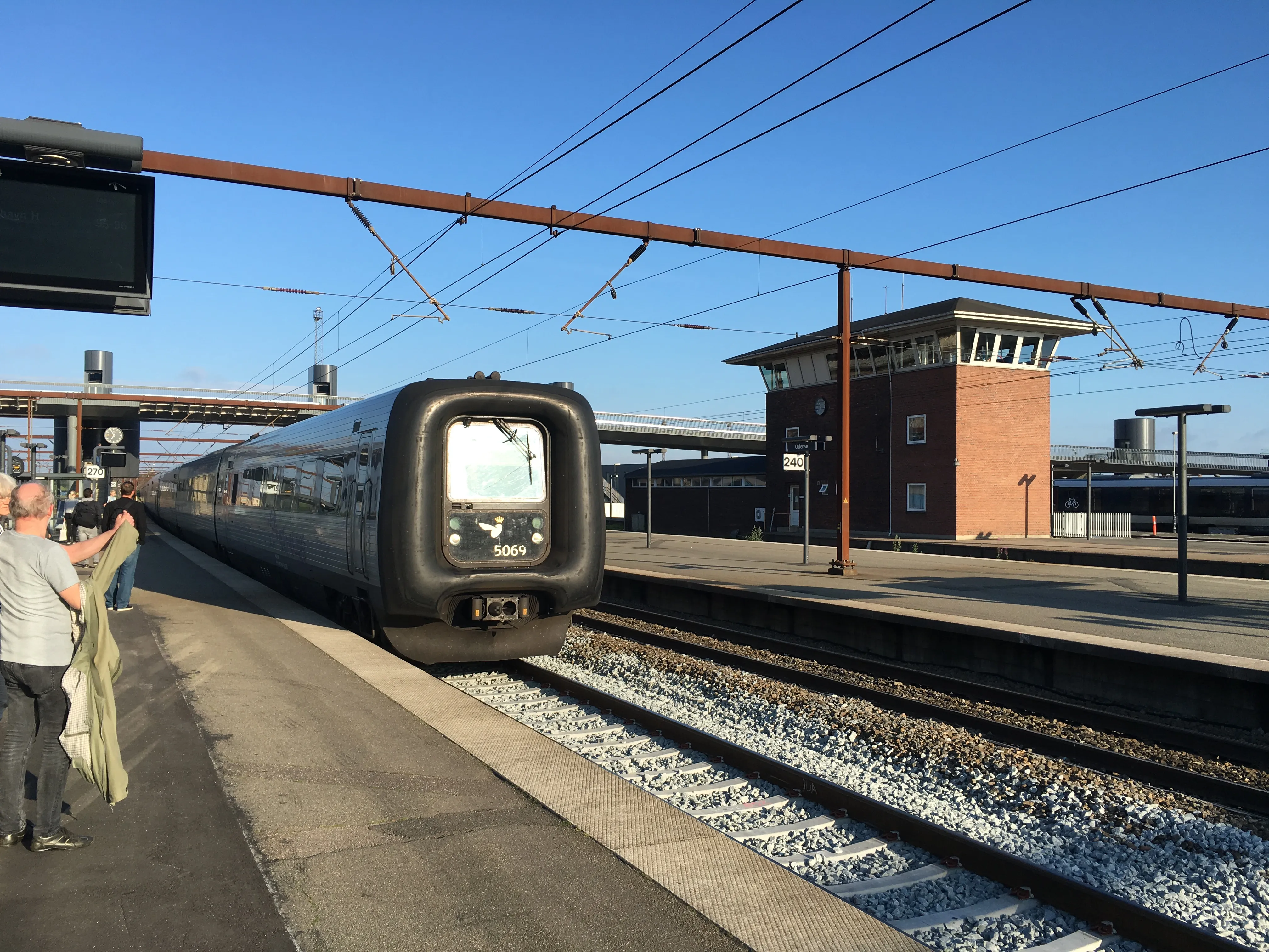 Billede af DSB MF 5069 fotograferet ud for Odense Banegård Center.