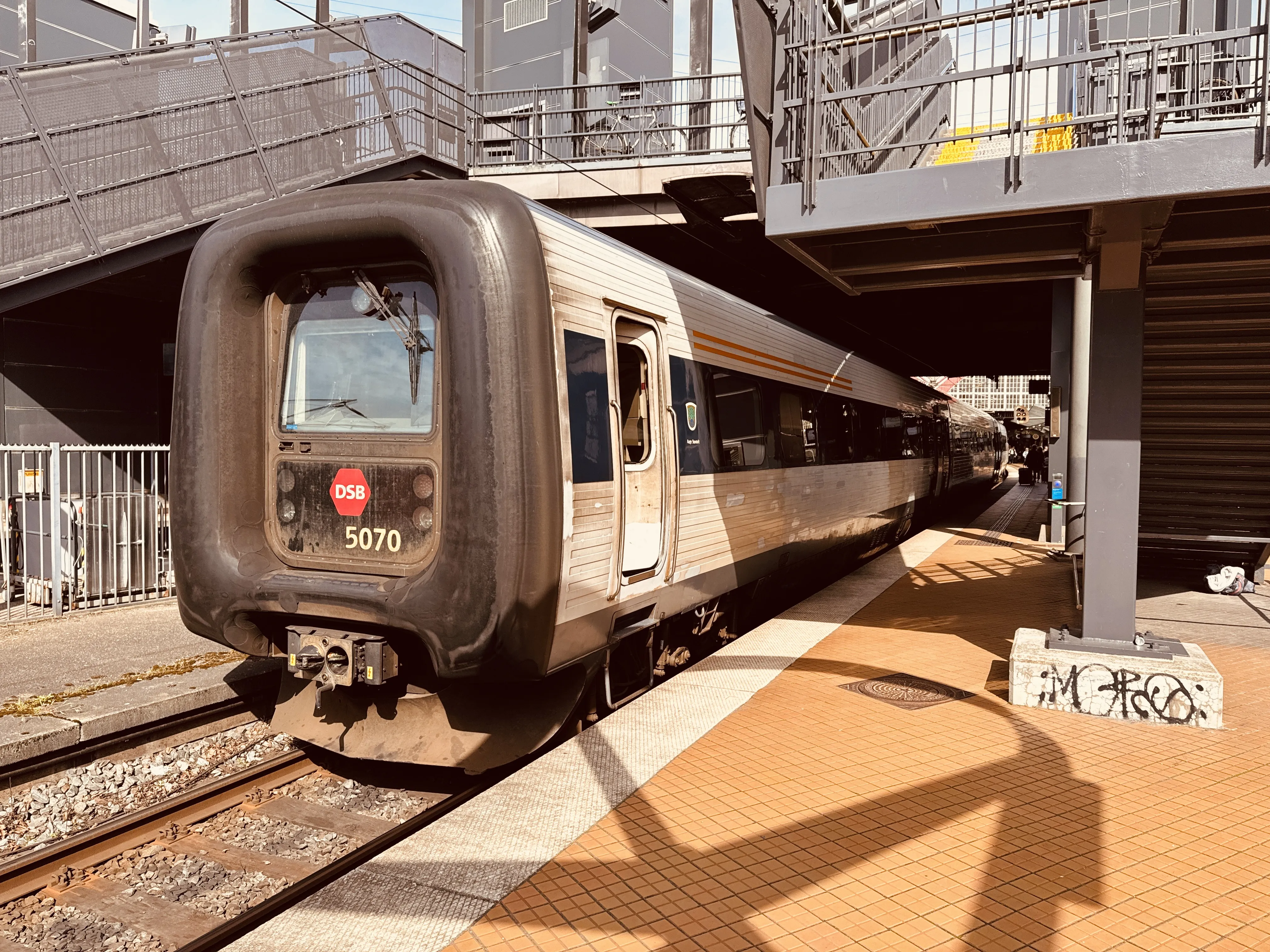 Billede af DSB MF 5070 fotograferet ud for København Hovedbanegård.