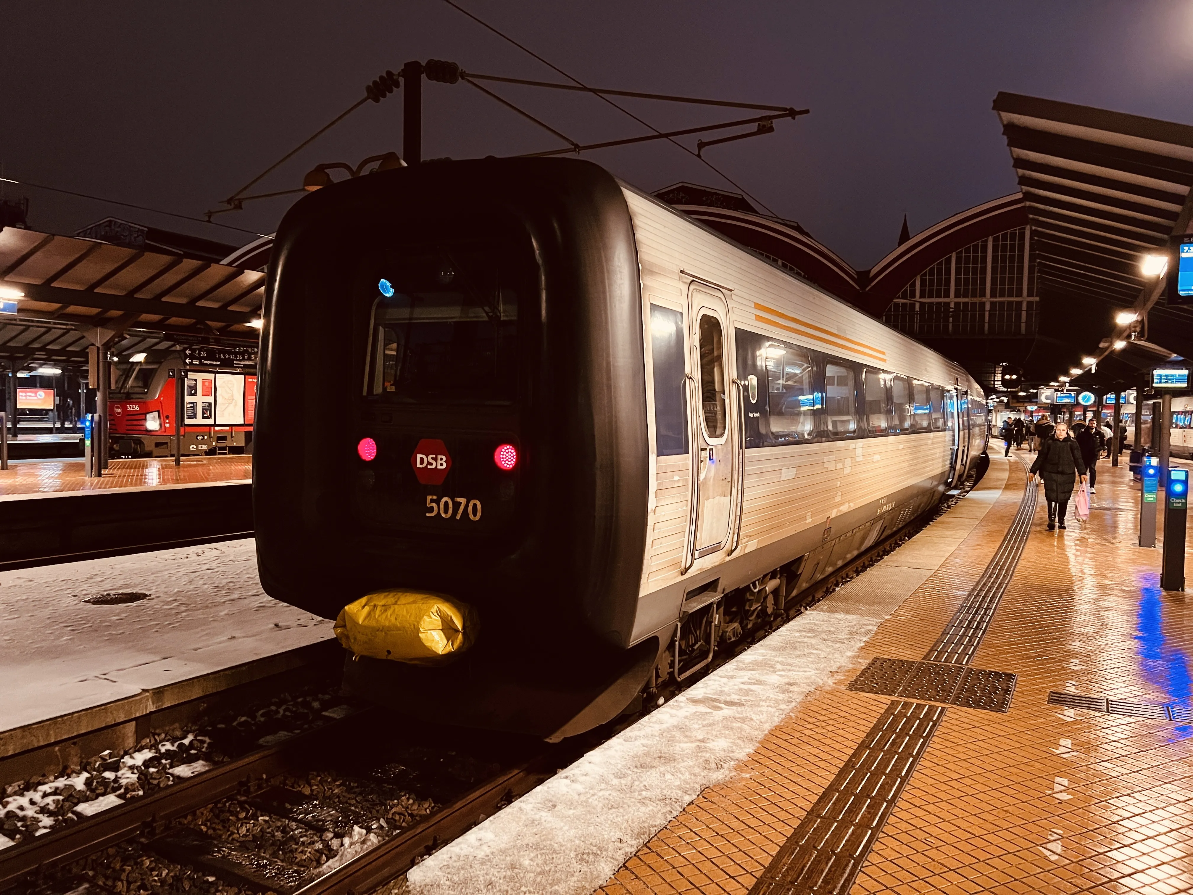 Billede af DSB MF 5070 fotograferet ud for København Hovedbanegård.