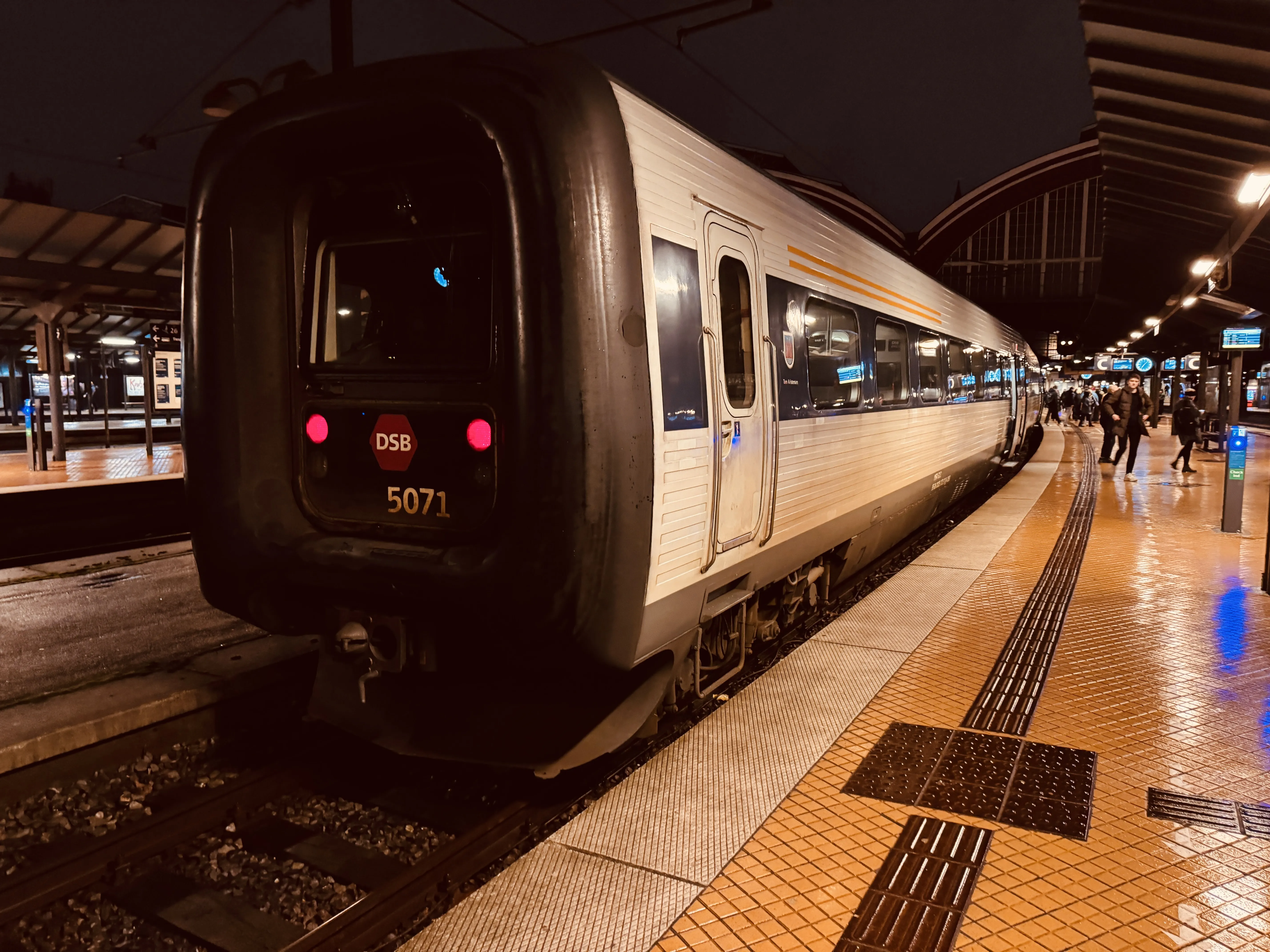 Billede af DSB MF 5071 fotograferet ud for København Hovedbanegård.