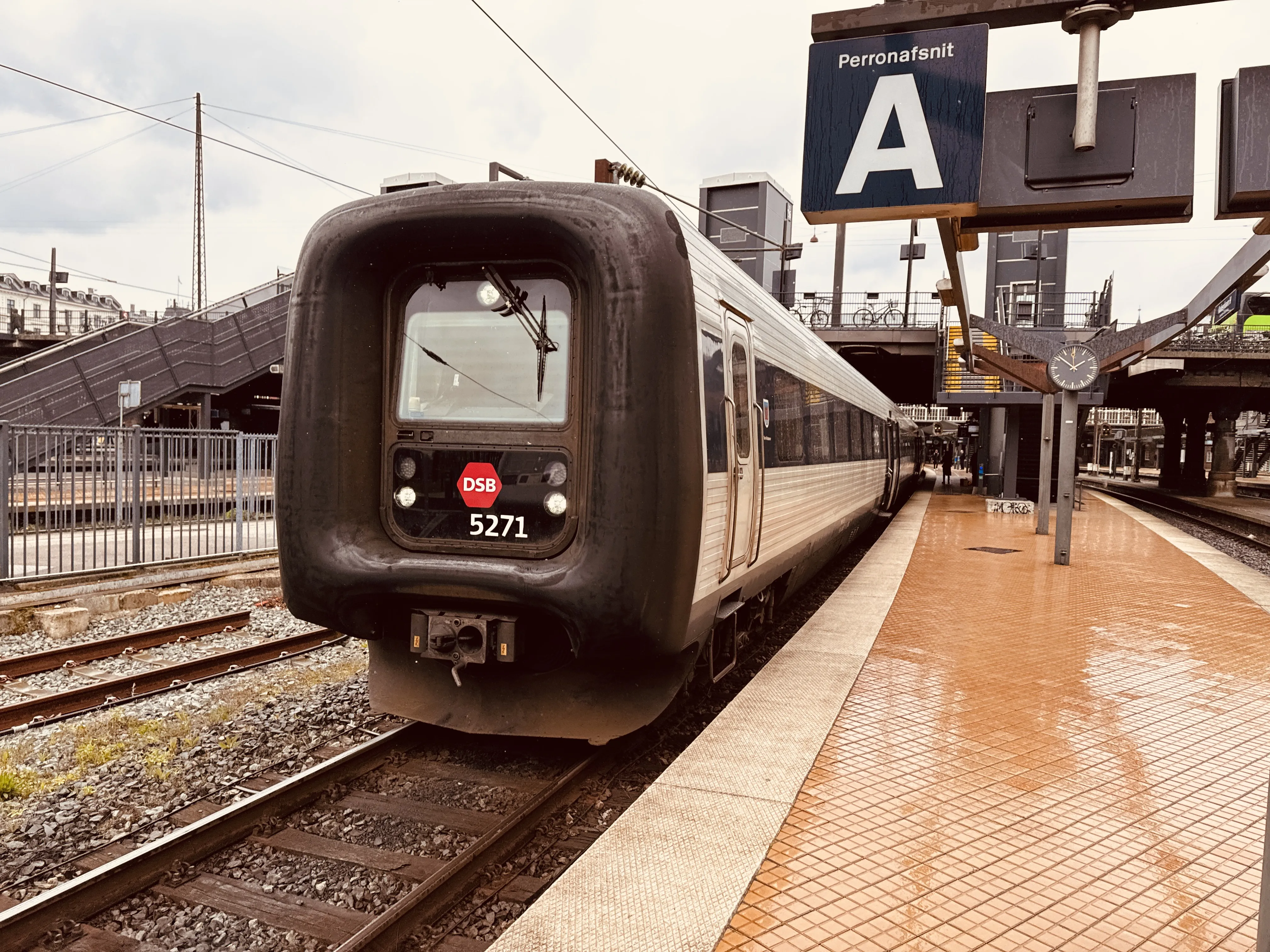 Billede af DSB MF 5071 fotograferet ud for København Hovedbanegård.