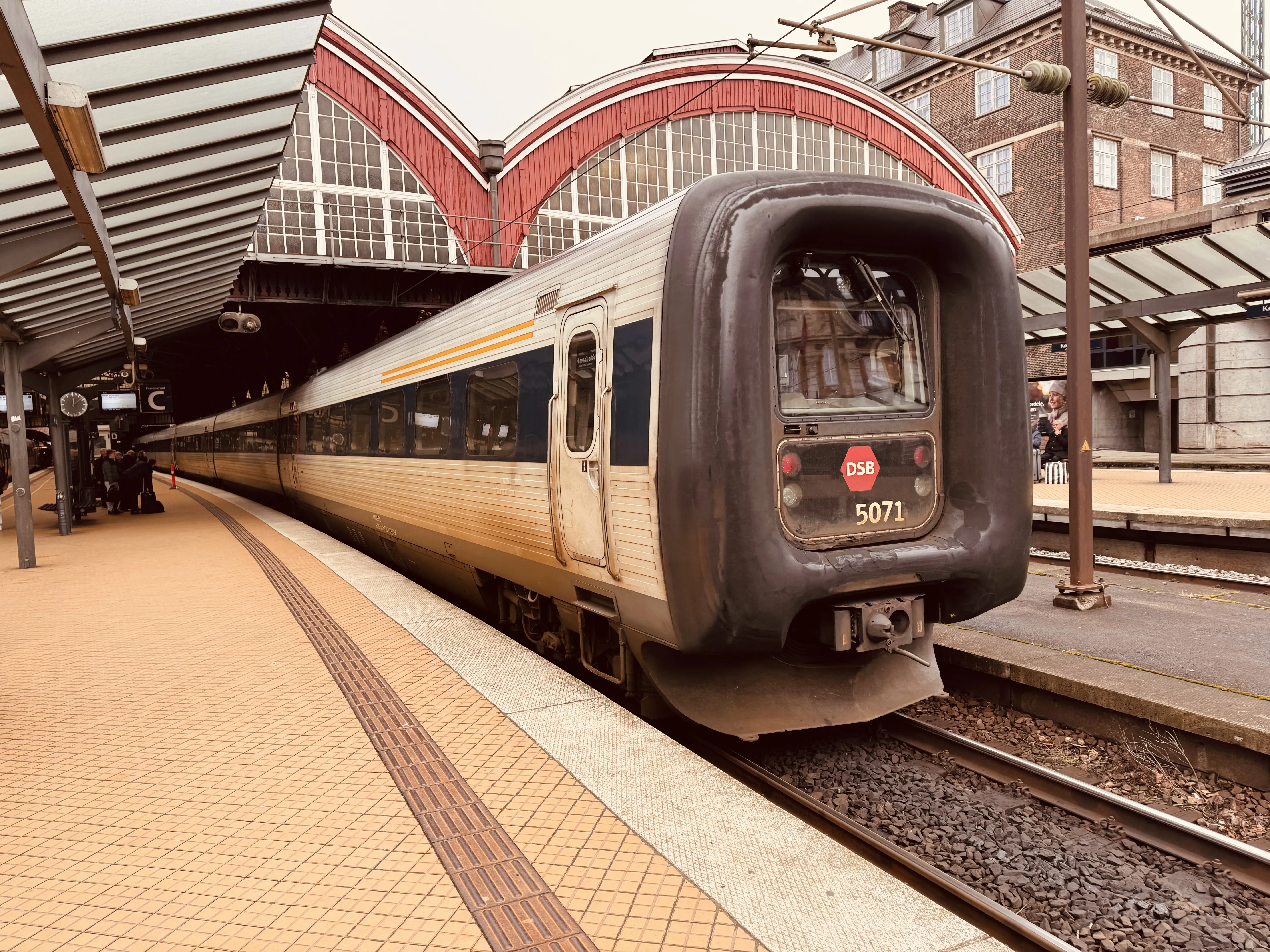 Billede af DSB MF 5071 fotograferet ud for København Hovedbanegård.