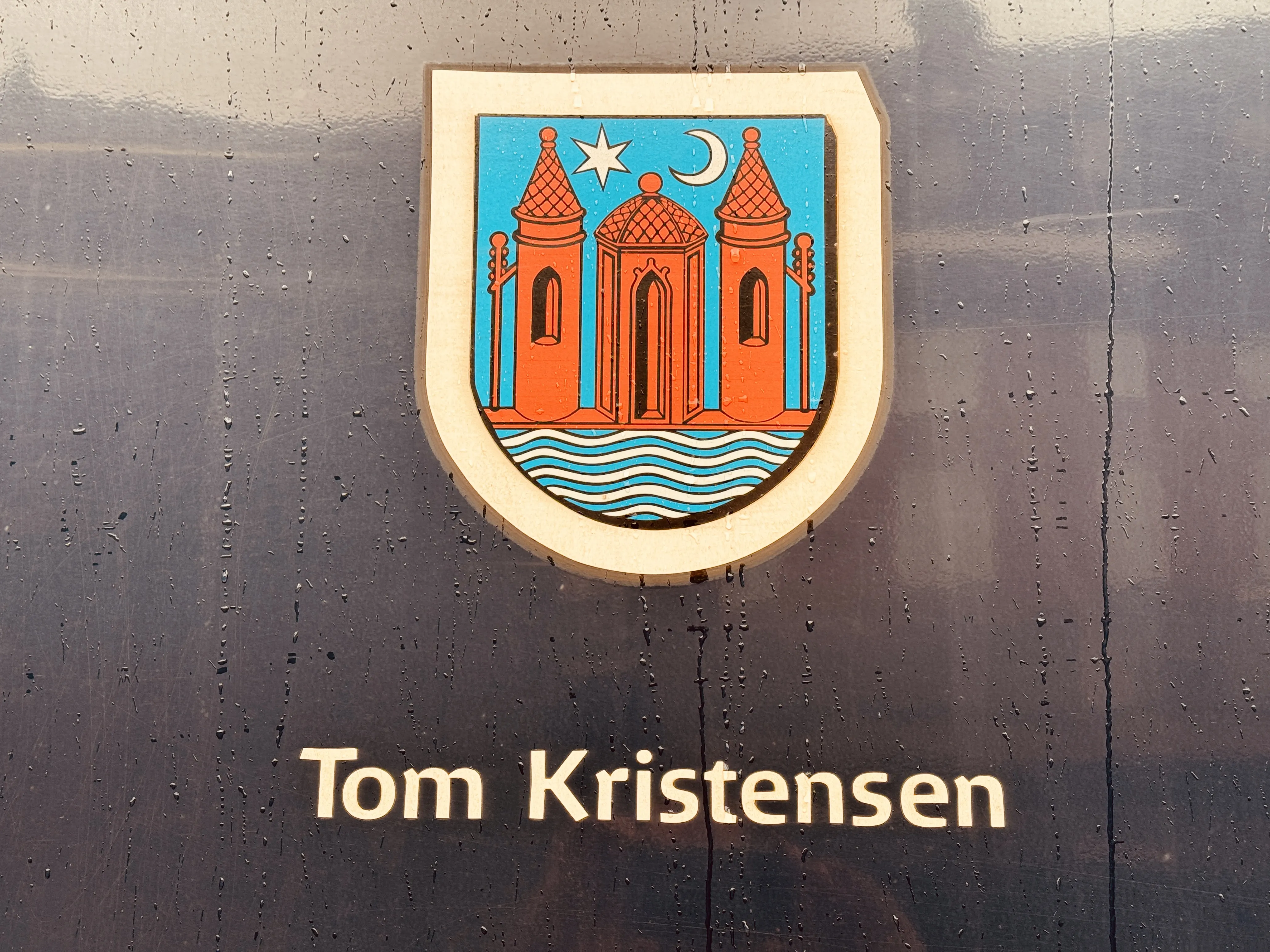 Billede af Svendborgs byvåben og navngivet "Tom Kristensen" på siden af DSB MF 5071 fotograferet ud for København Hovedbanegård.