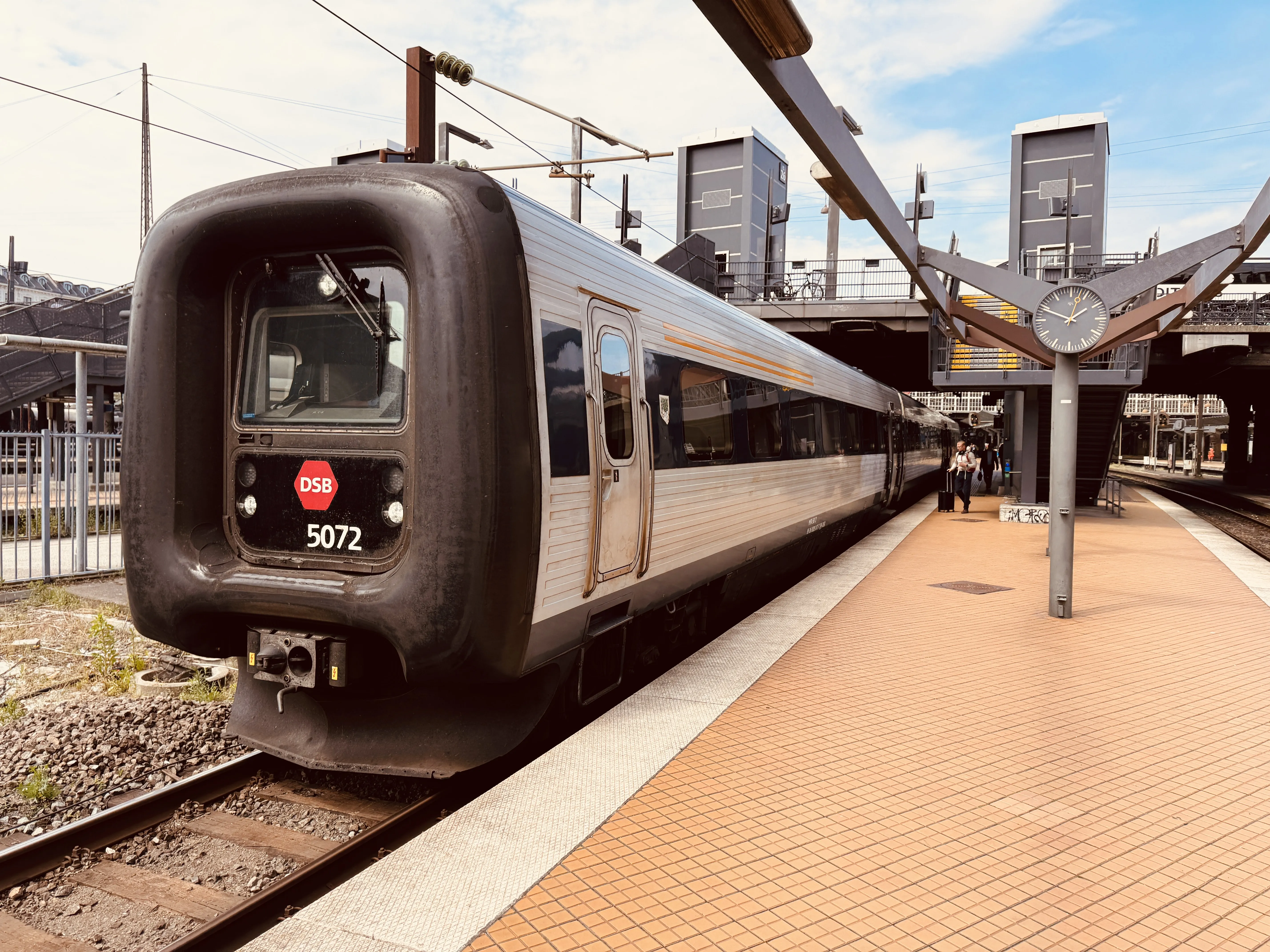 Billede af DSB MF 5072 fotograferet ud for København Hovedbanegård.