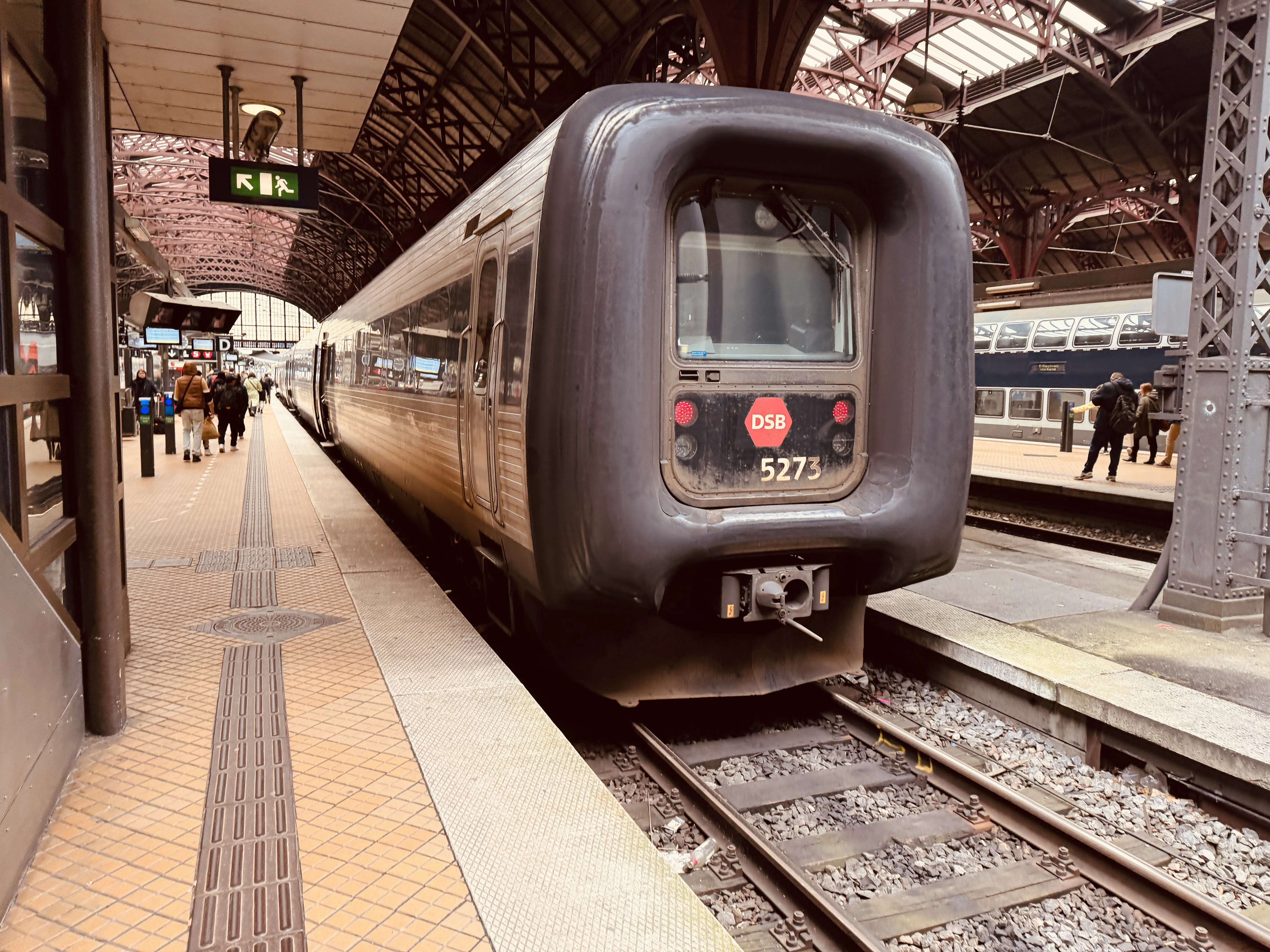 Billede af DSB MF 5073 fotograferet ud for København Hovedbanegård.