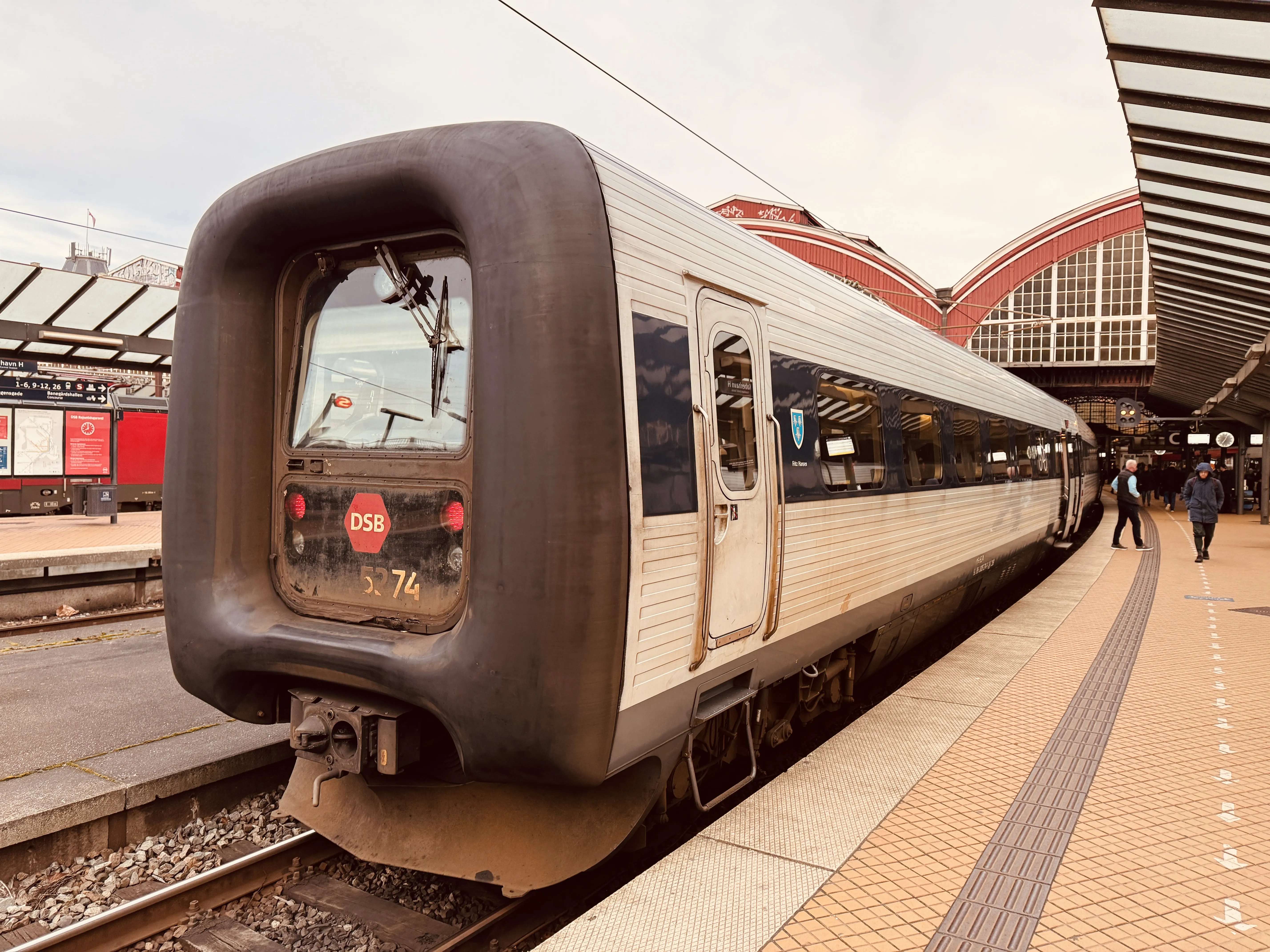 Billede af DSB MF 5074 fotograferet ud for København Hovedbanegård.