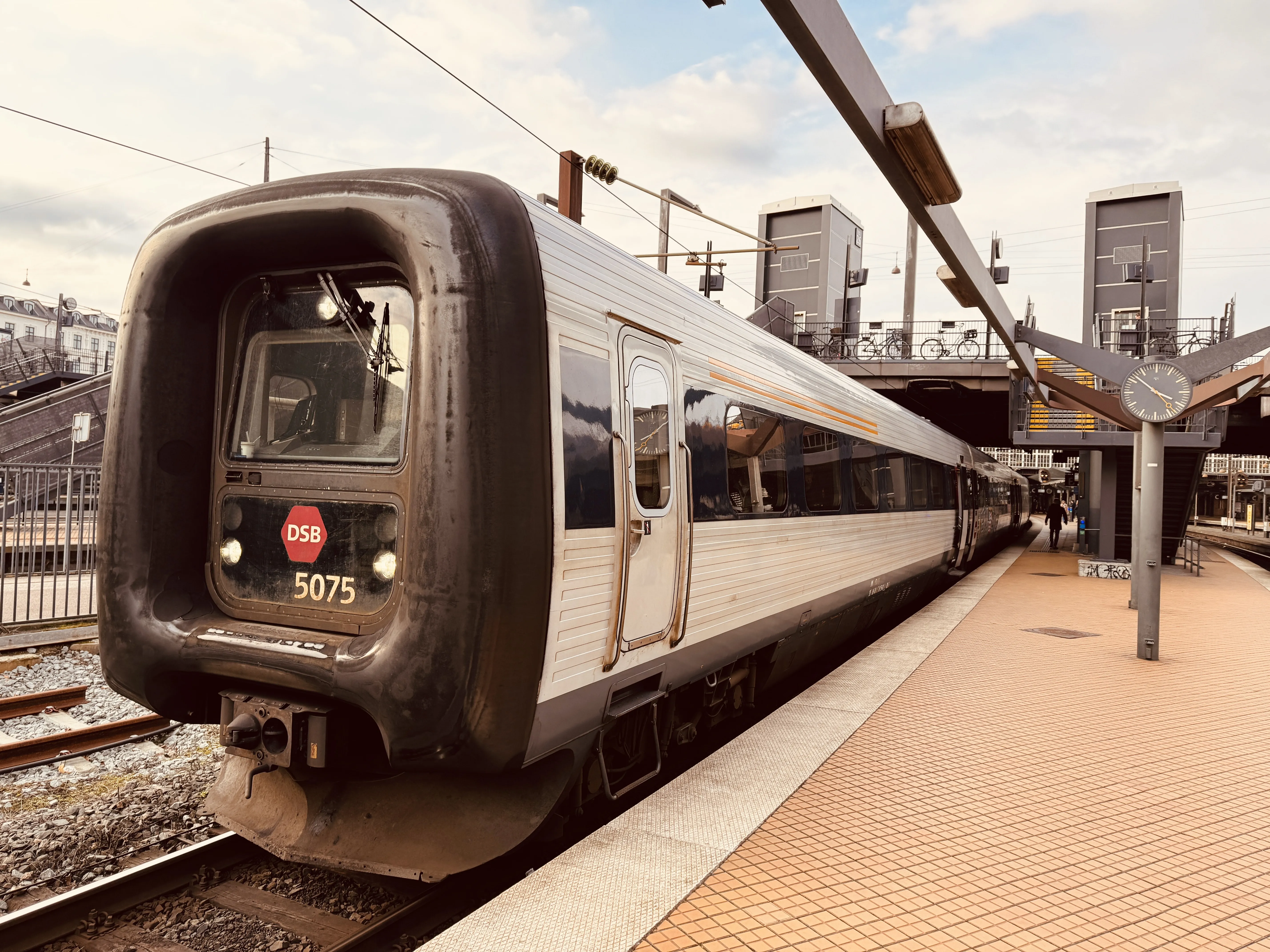 Billede af DSB MF 5075 fotograferet ud for København Hovedbanegård.