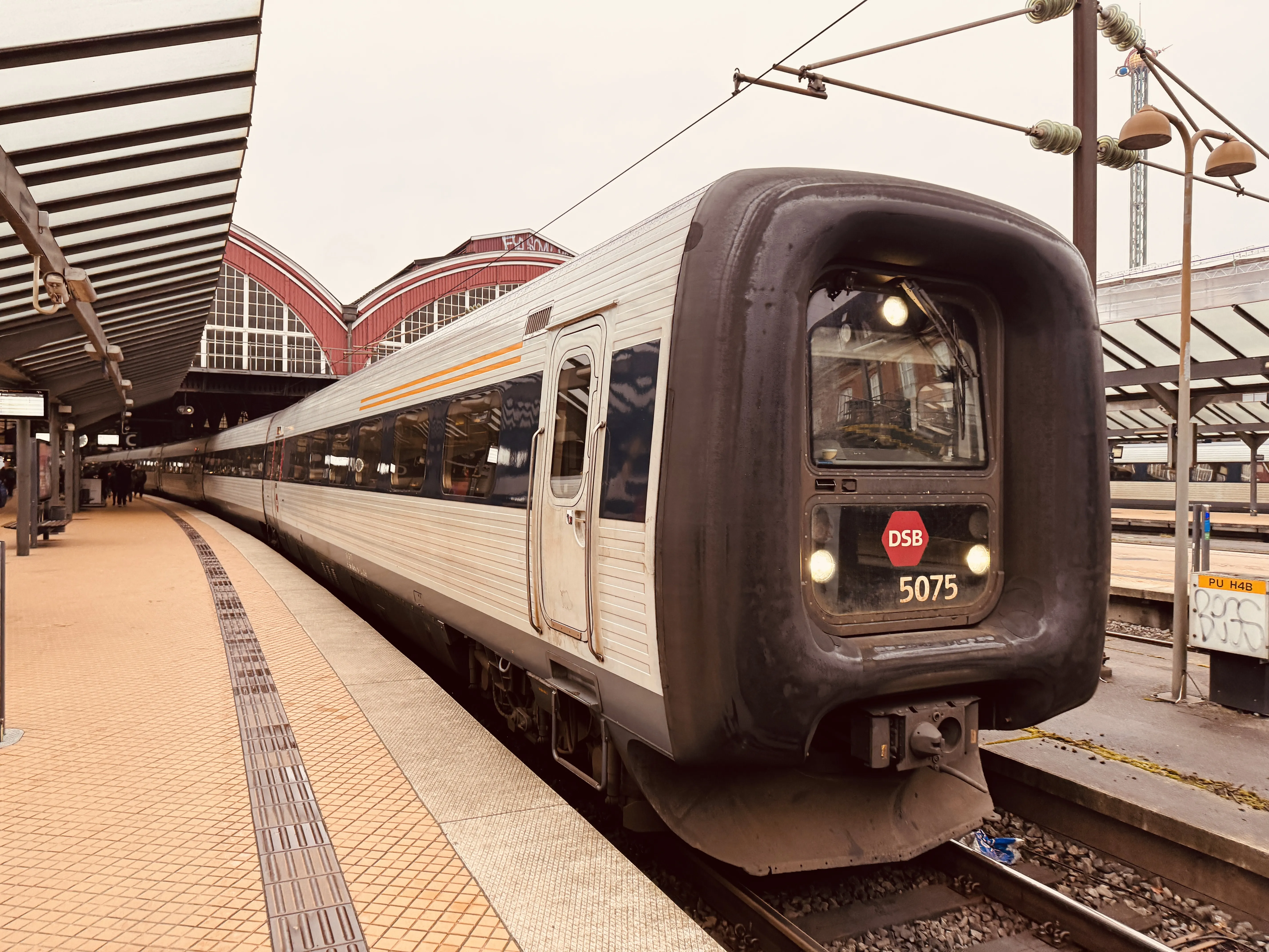 Billede af DSB MF 5075 fotograferet ud for København Hovedbanegård.