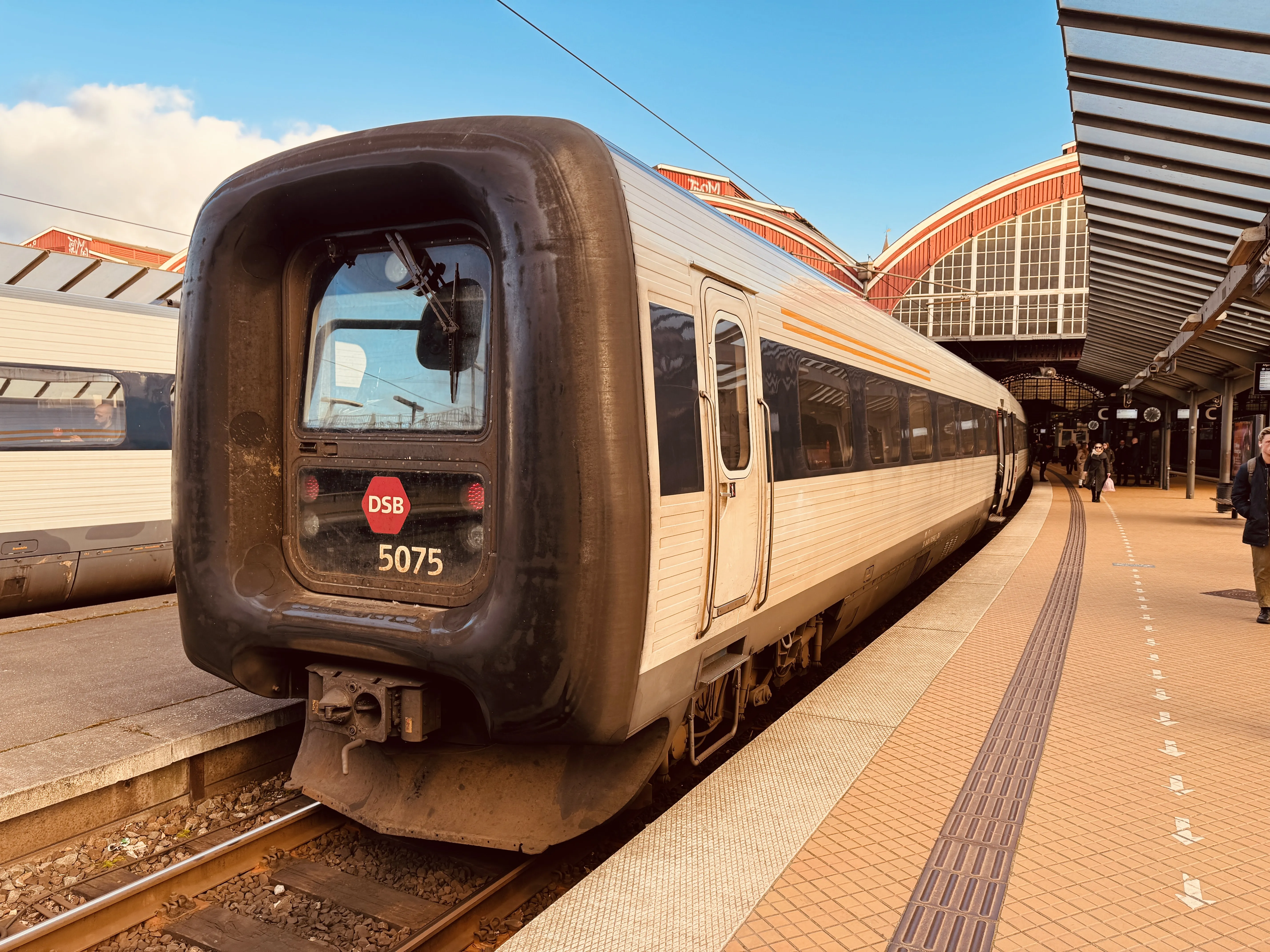 Billede af DSB MF 5075 fotograferet ud for København Hovedbanegård.