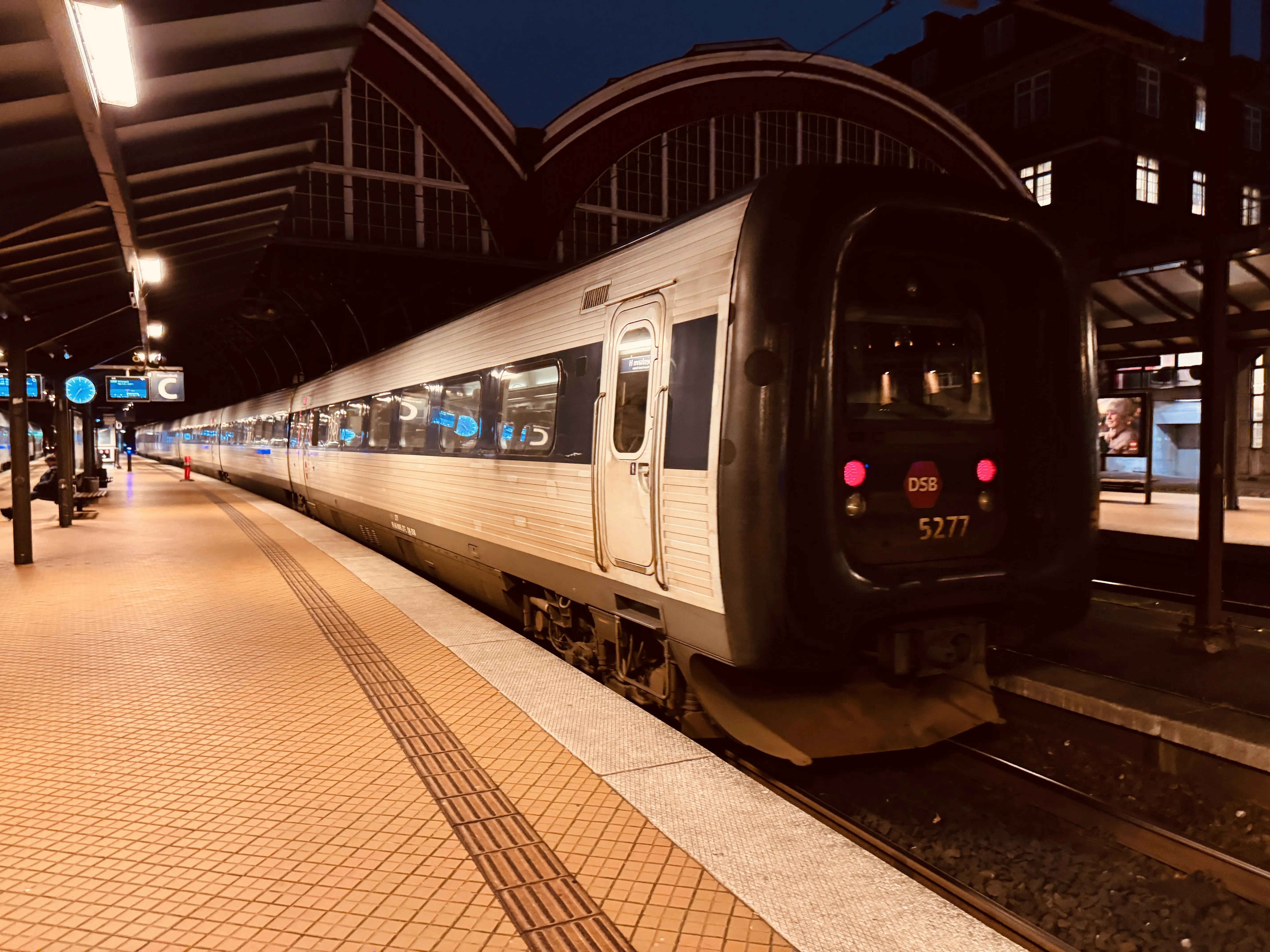 Billede af DSB MF 5077 fotograferet ud for København Hovedbanegård.