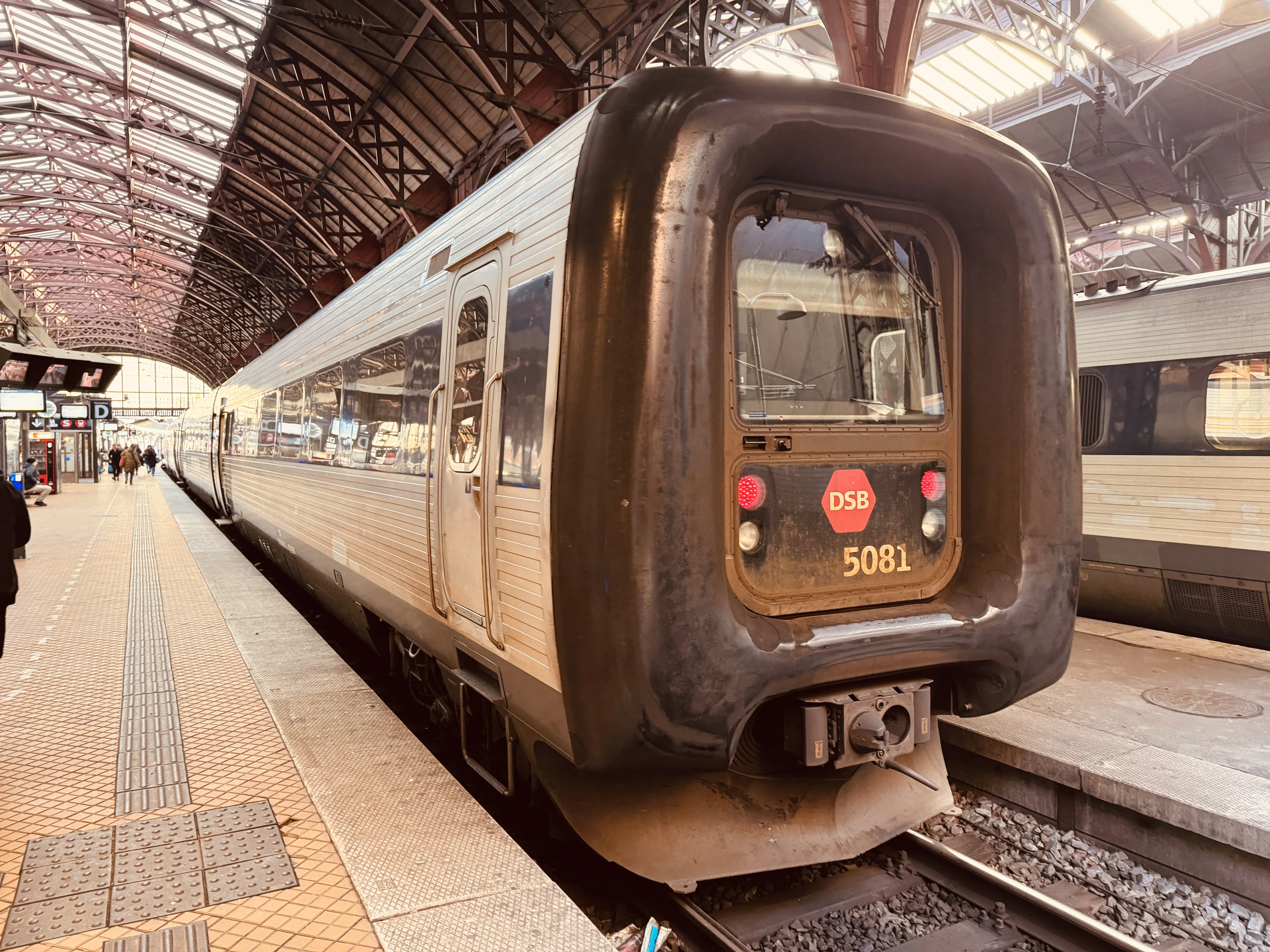 Billede af DSB MF 5081 fotograferet ud for København Hovedbanegård.