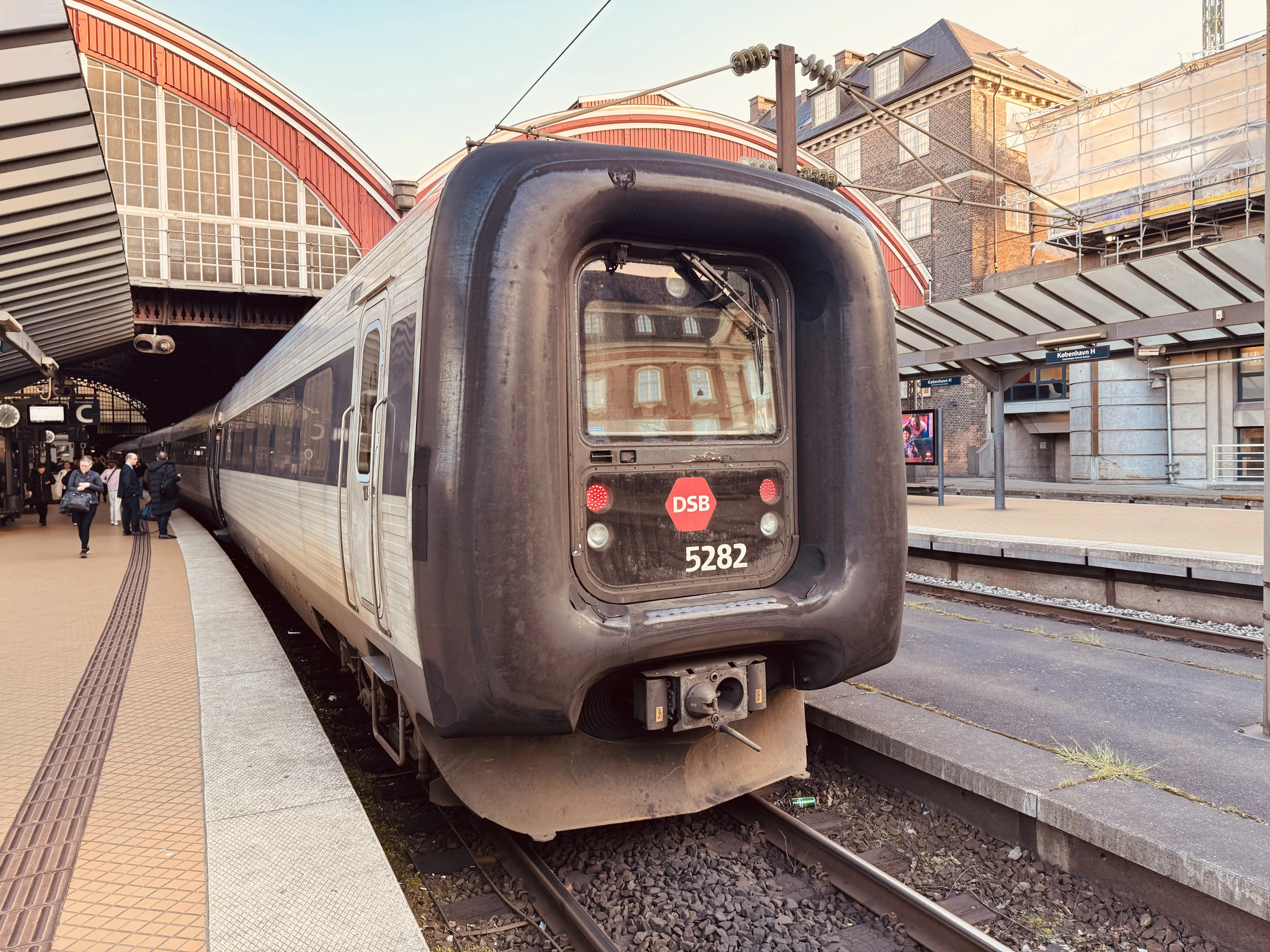 Billede af DSB MF 5082 fotograferet ud for København Hovedbanegård.