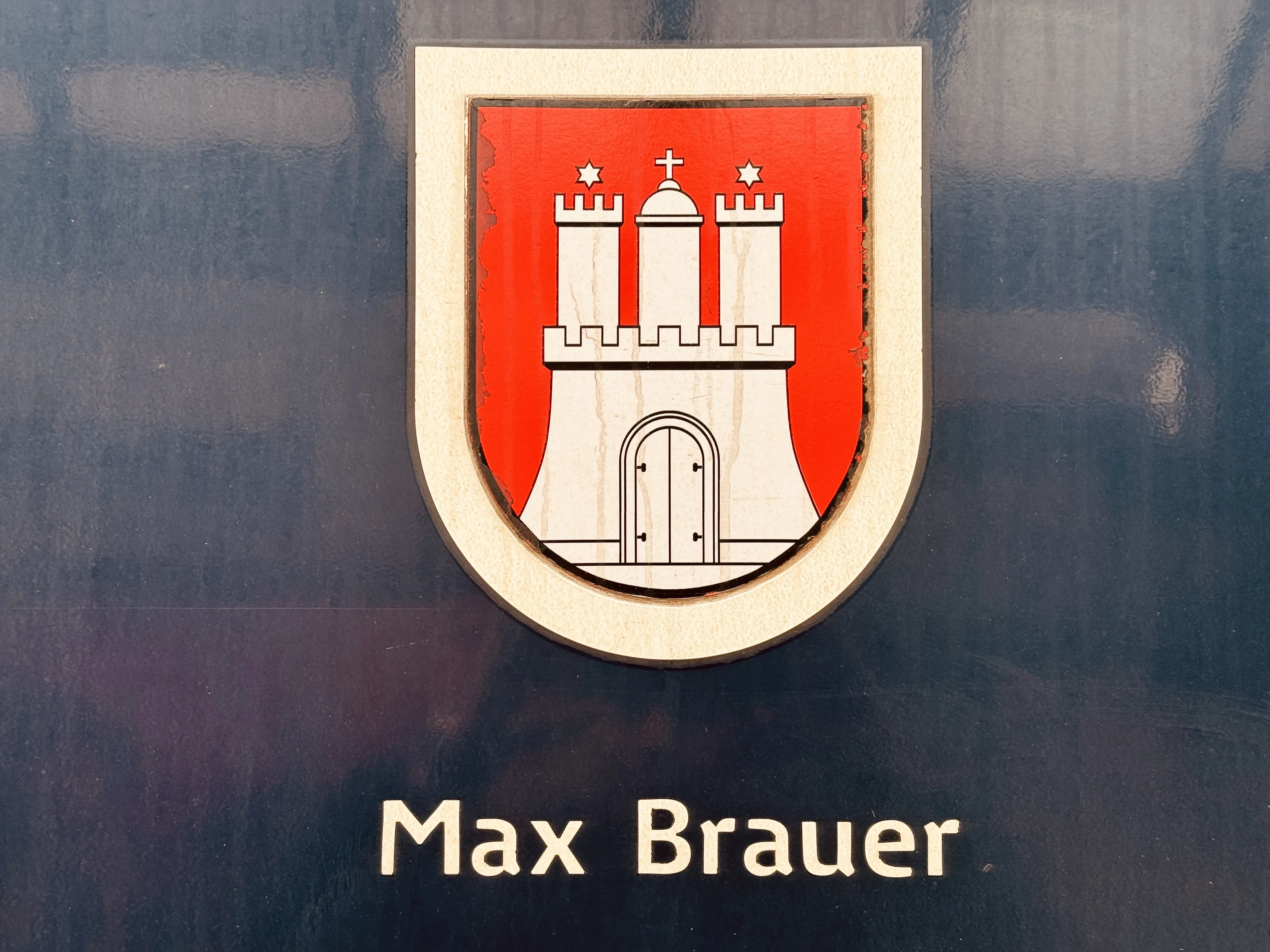 Billede af Hamburgs byvåben og navngivet "Max Brauer" på siden af DSB MF 5083 fotograferet ud for København Hovedbanegård.