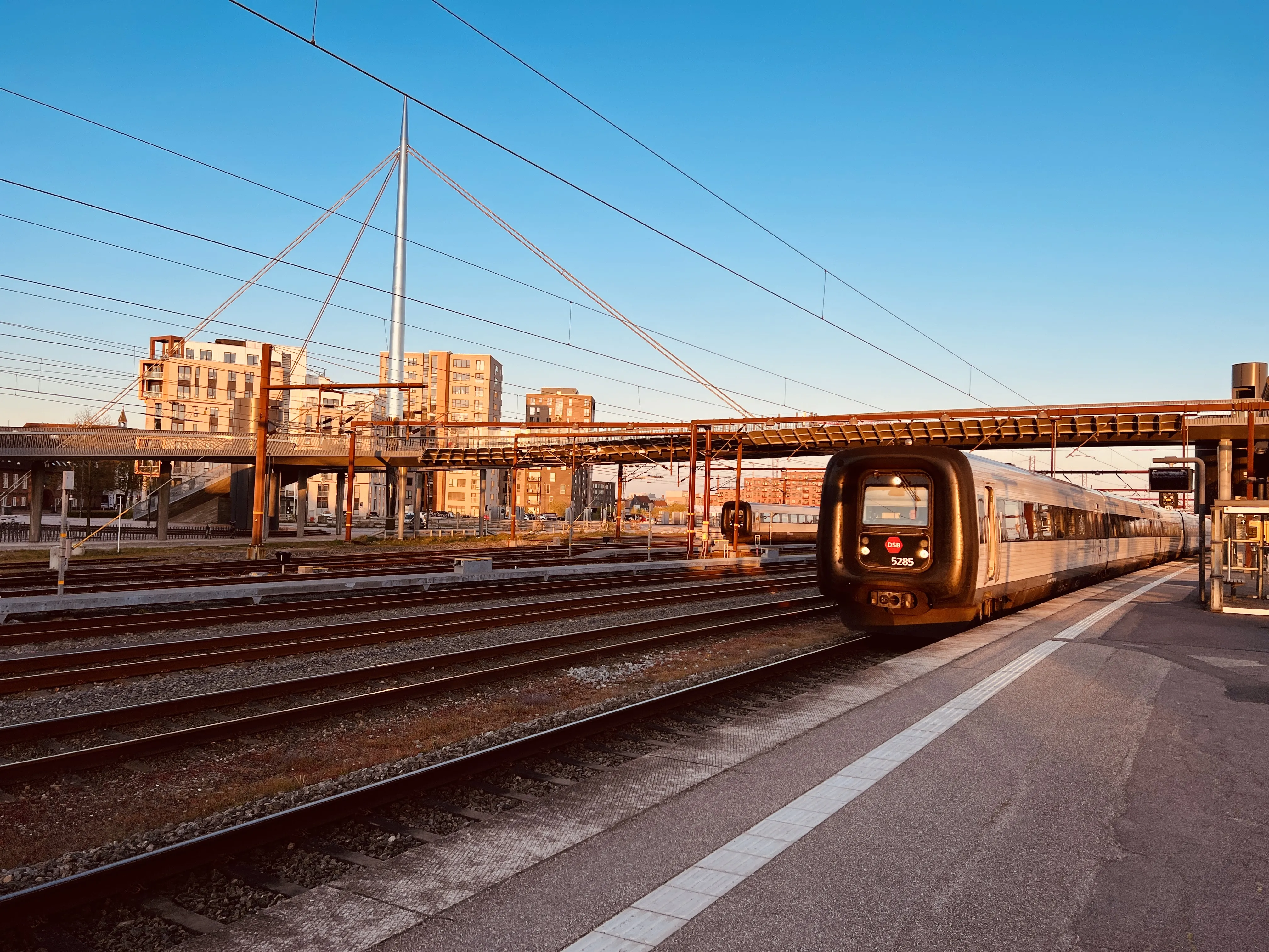 Billede af DSB MF 5085 fotograferet ud for Odense Banegård Center.