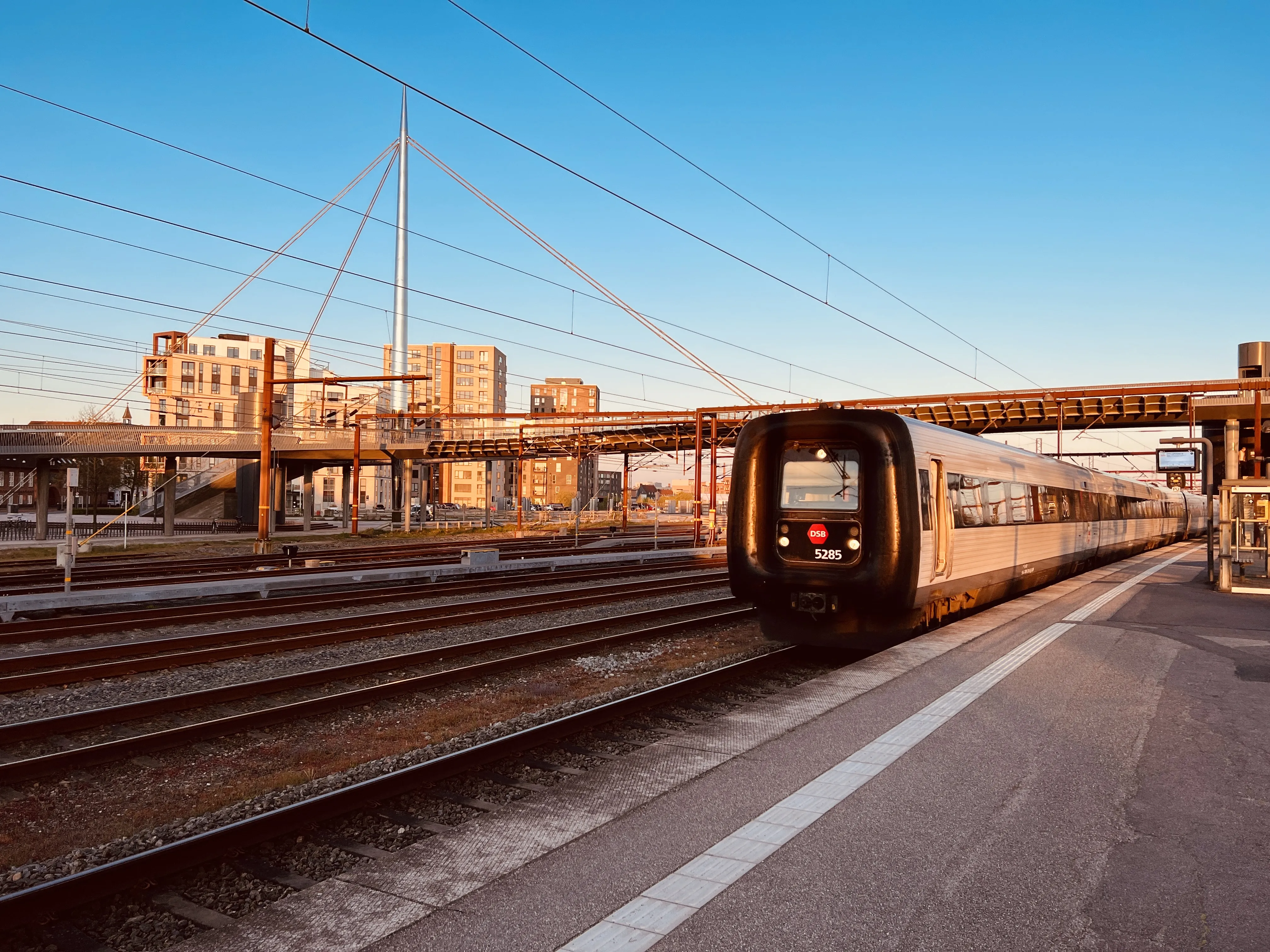 Billede af DSB MF 5085 fotograferet ud for Odense Banegård Center.