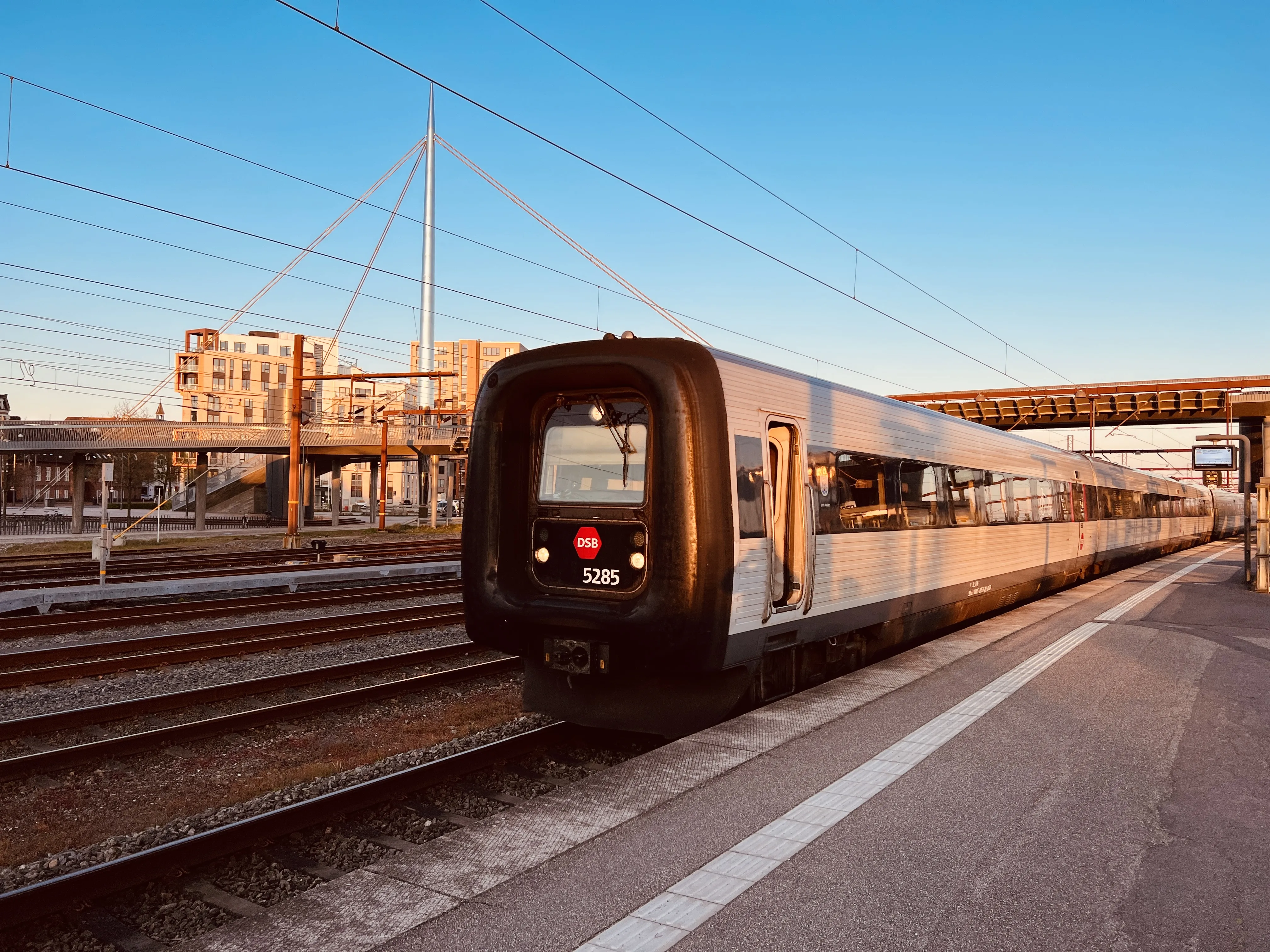 Billede af DSB MF 5085 fotograferet ud for Odense Banegård Center.