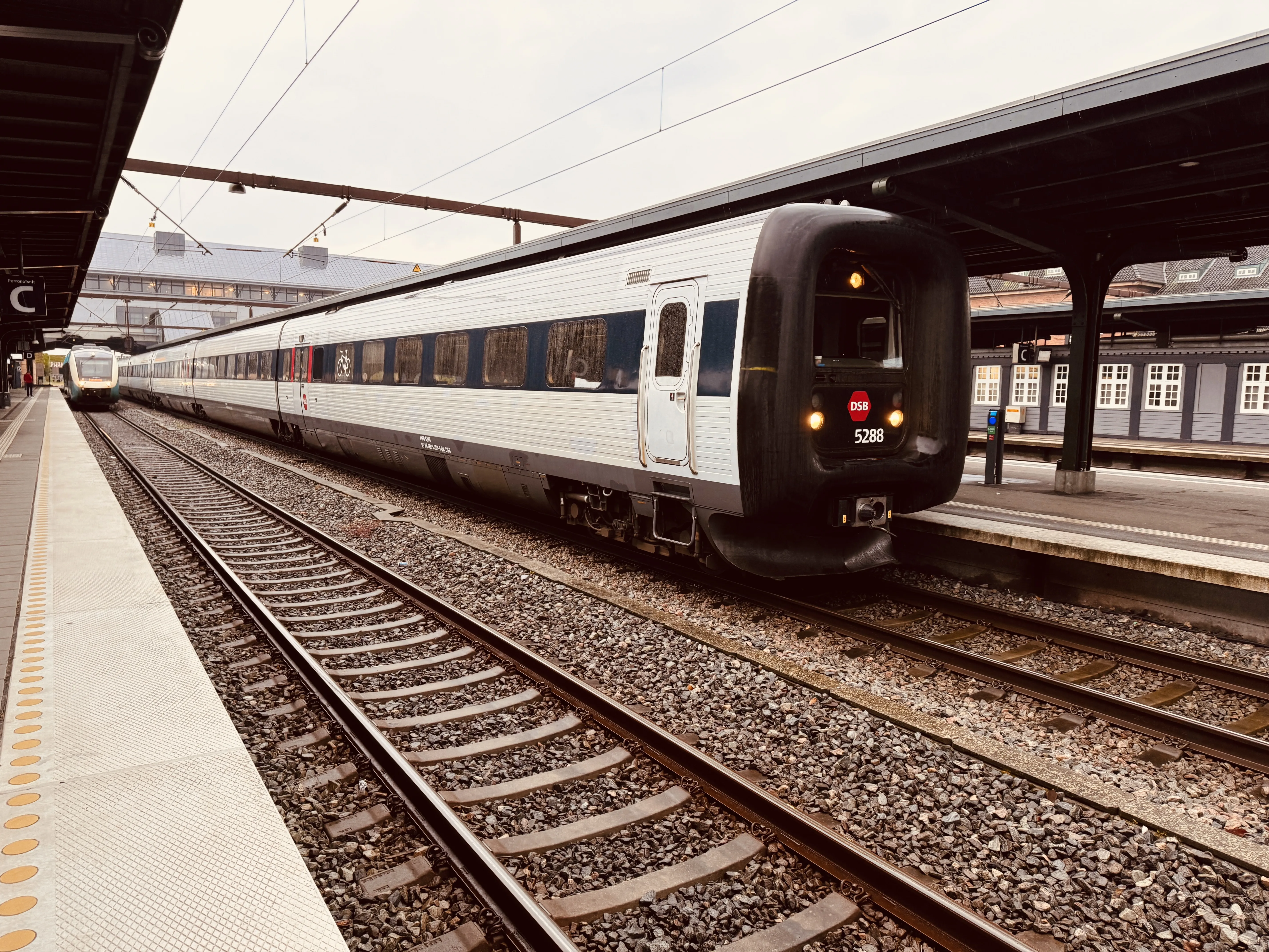 Billede af DSB MF 5088 fotograferet ud for Odense Banegård Center.