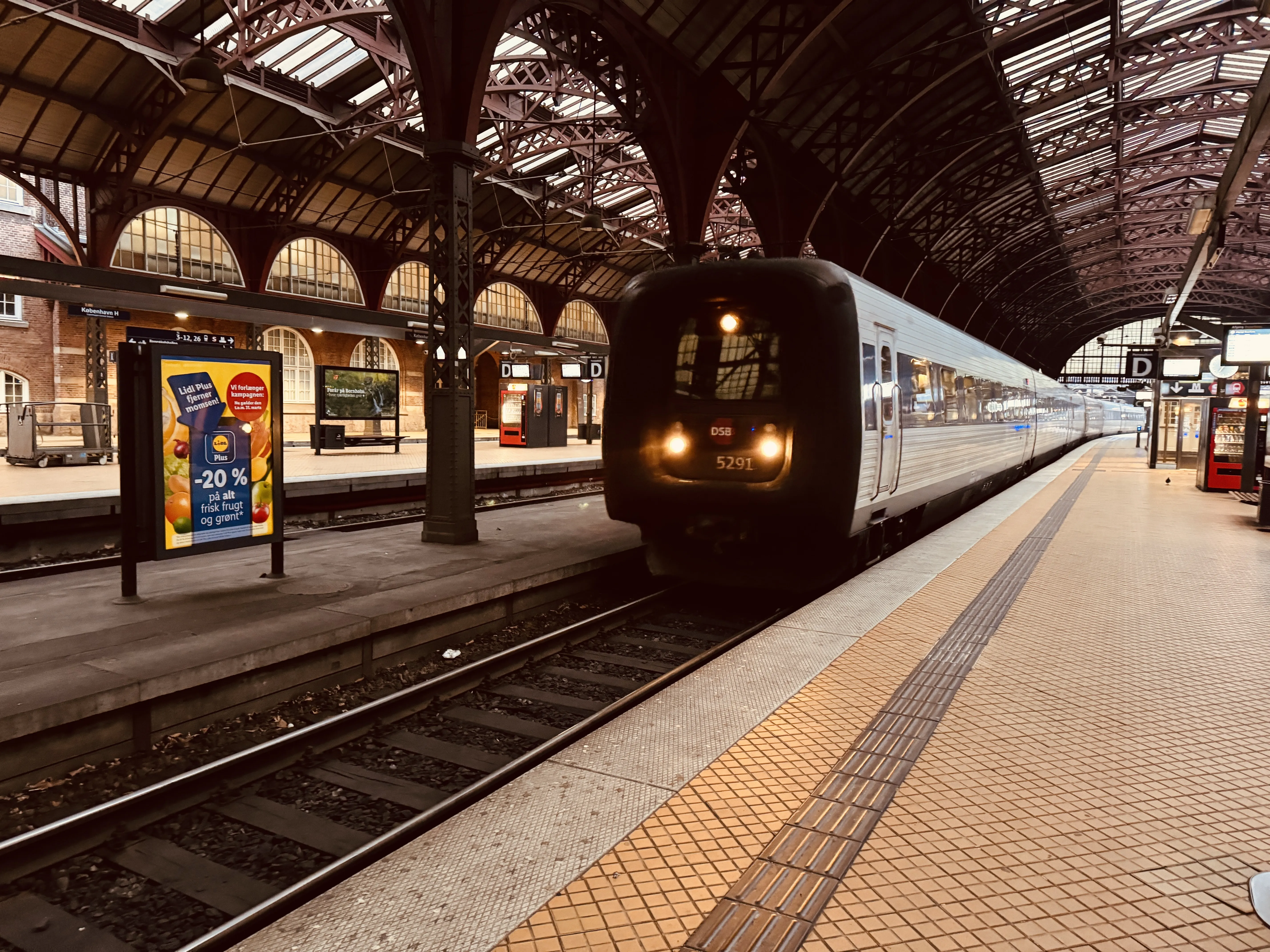 Billede af DSB MF 5091 fotograferet ud for København Hovedbanegård.