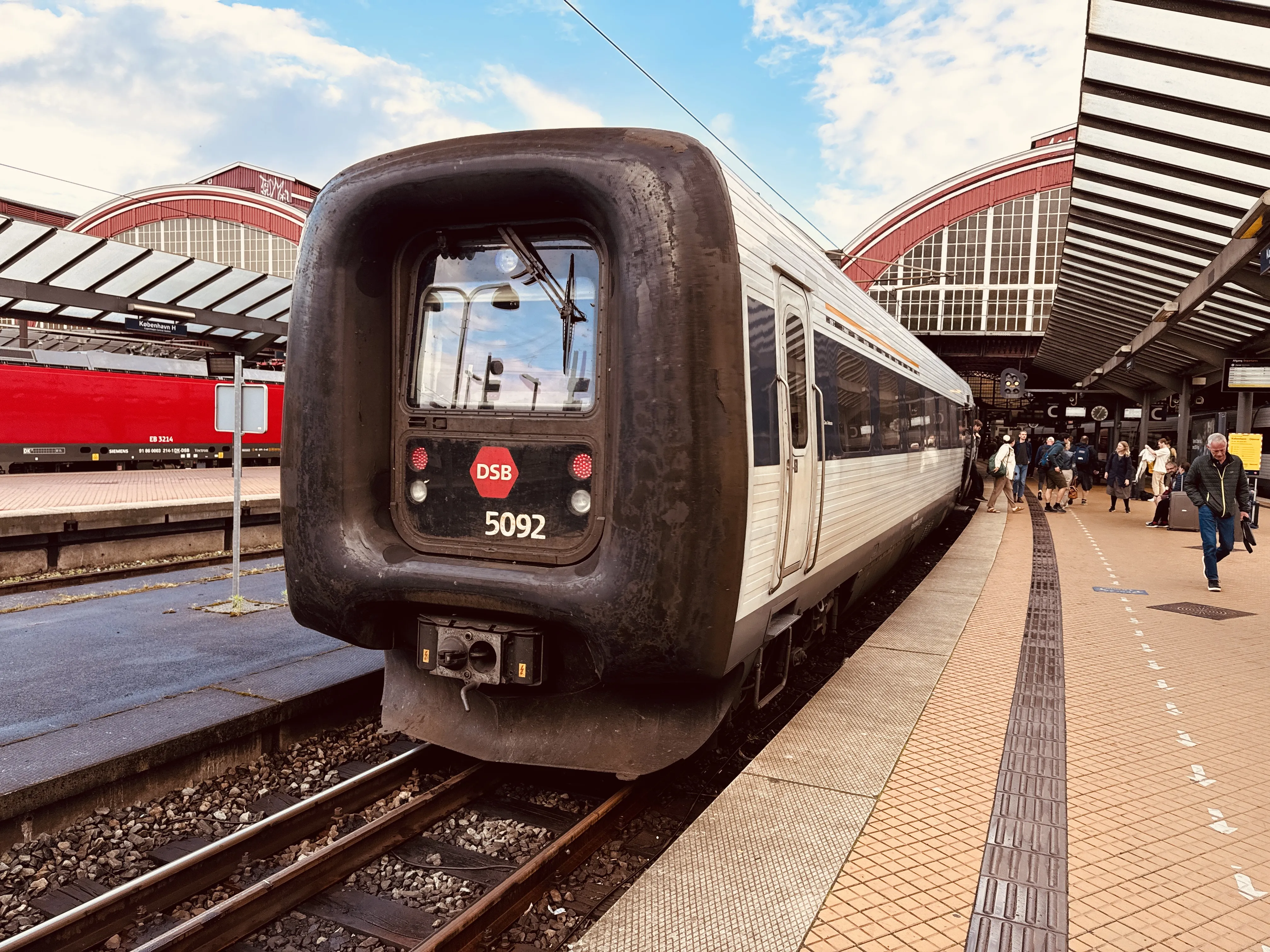 Billede af DSB MF 5092 fotograferet ud for København Hovedbanegård.