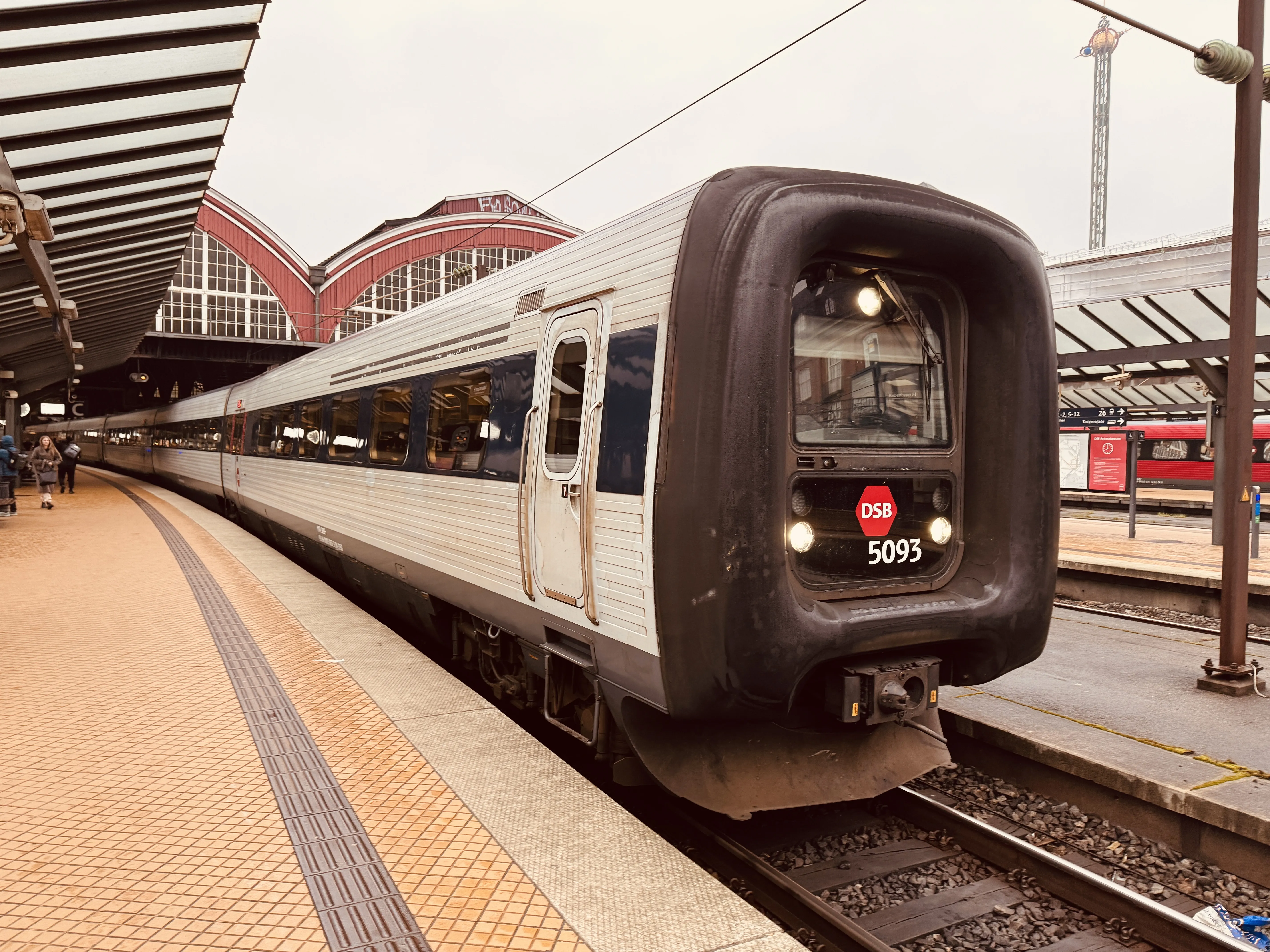 Billede af DSB MF 5093 fotograferet ud for København Hovedbanegård.