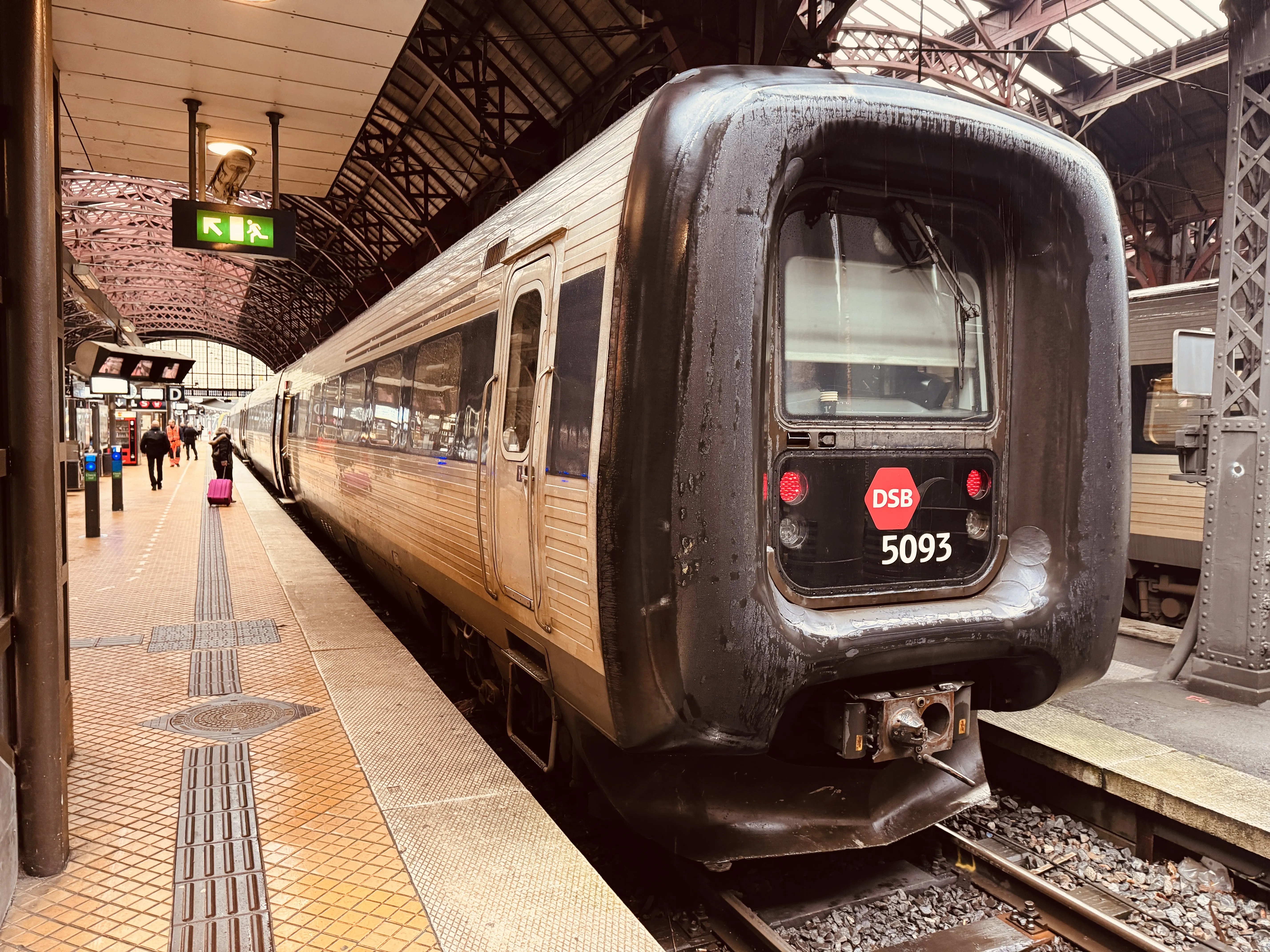 Billede af DSB MF 5093 fotograferet ud for København Hovedbanegård.