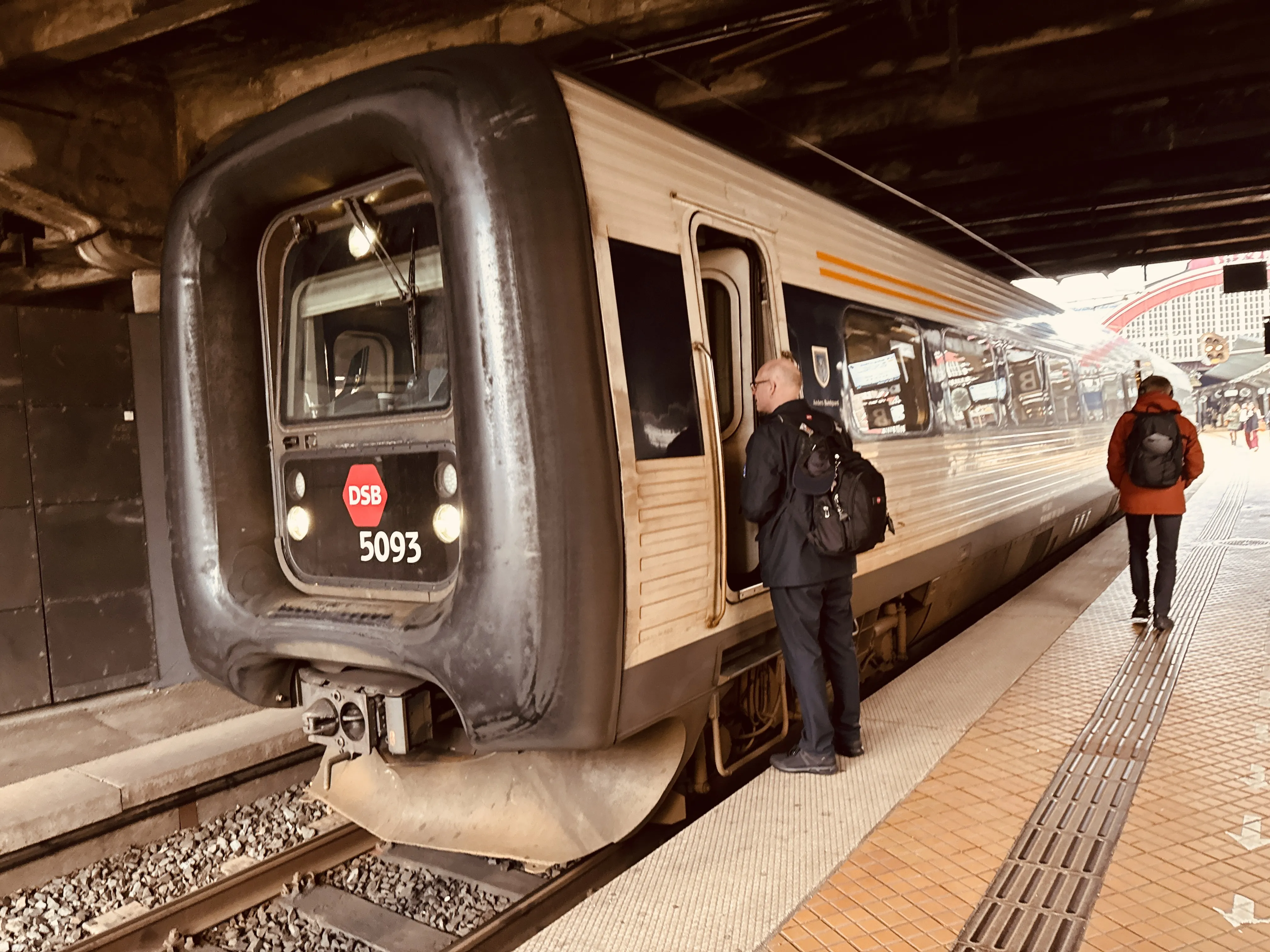 Billede af DSB MF 5093 fotograferet ud for København Hovedbanegård.