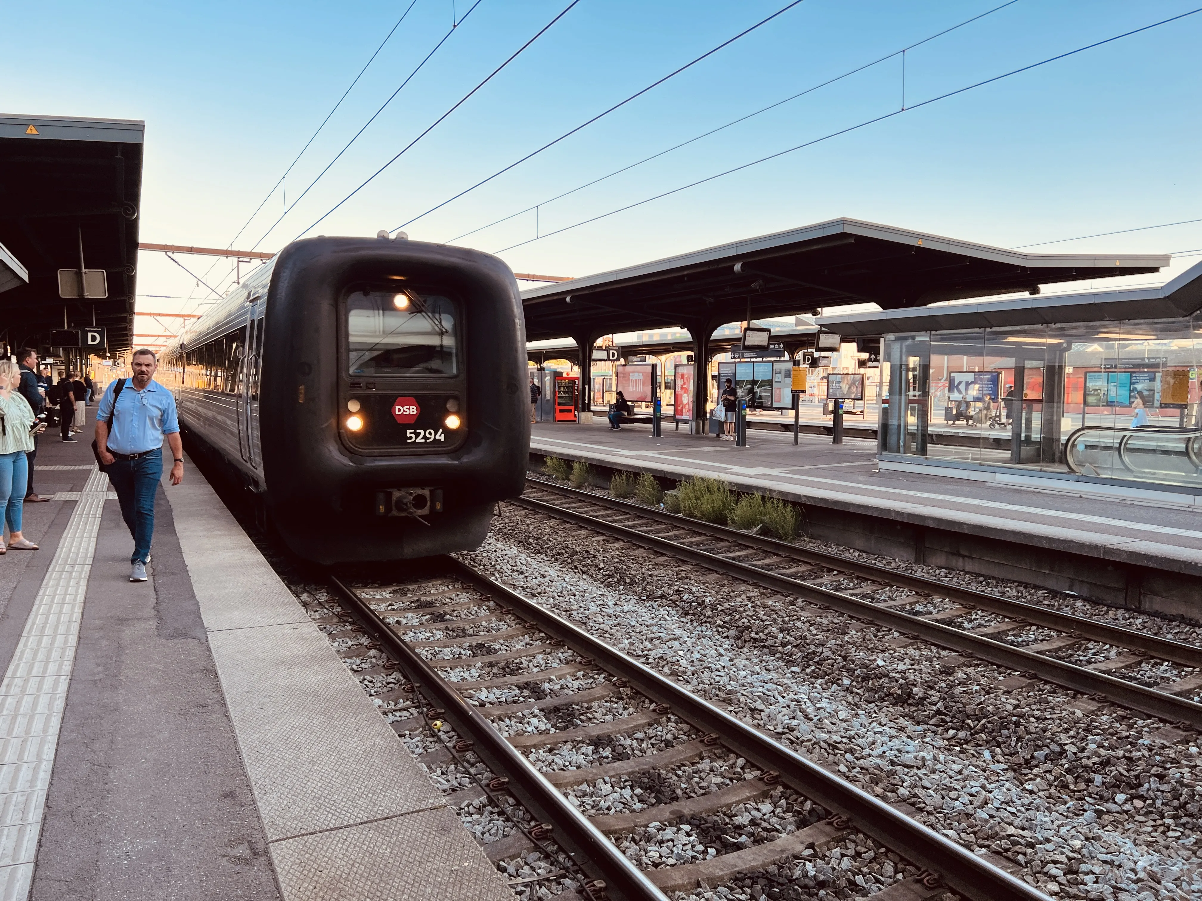 Billede af DSB MF 5094 fotograferet ud for Odense Banegård Center.