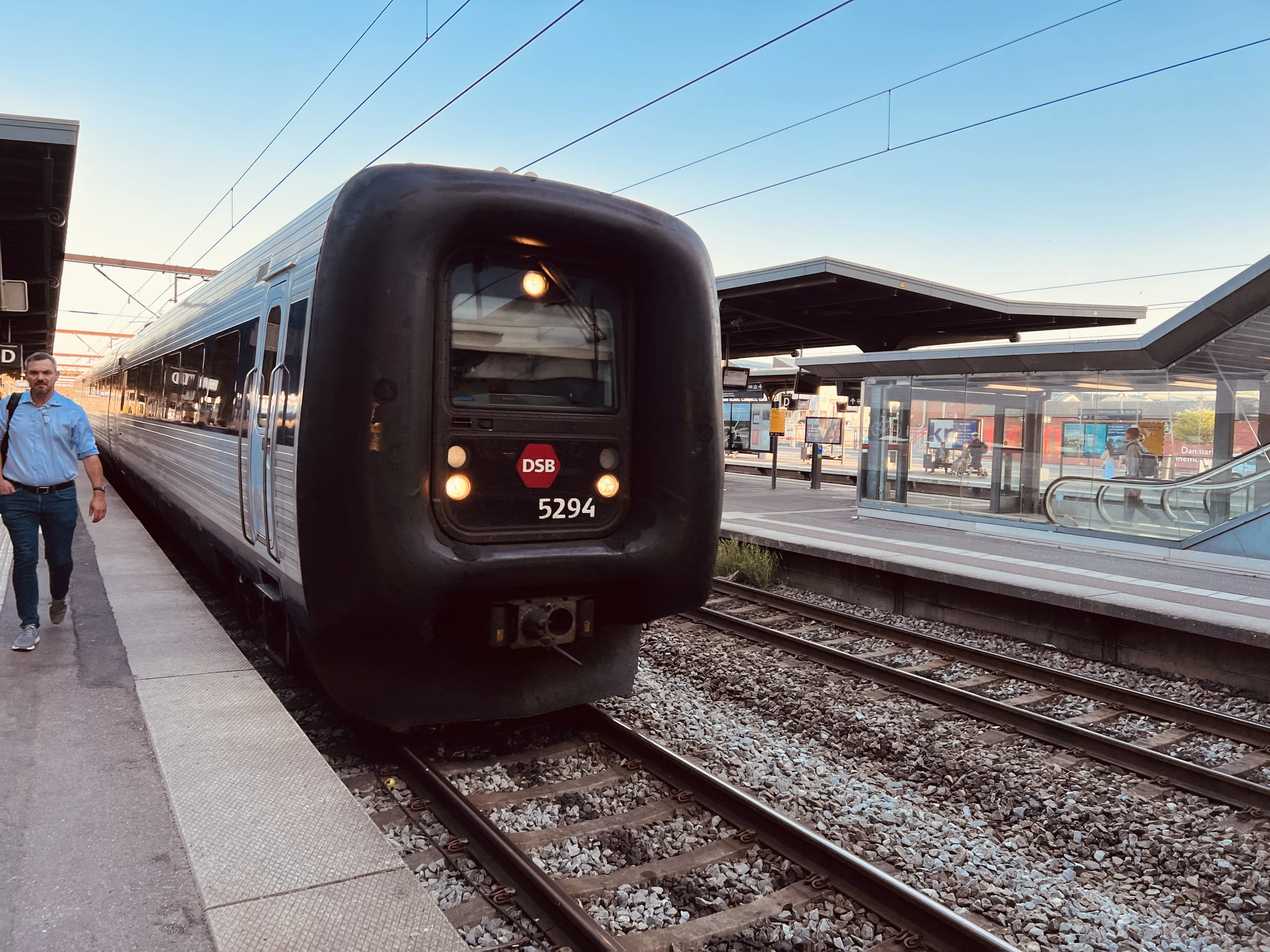 Billede af DSB MF 5094 fotograferet ud for Odense Banegård Center.