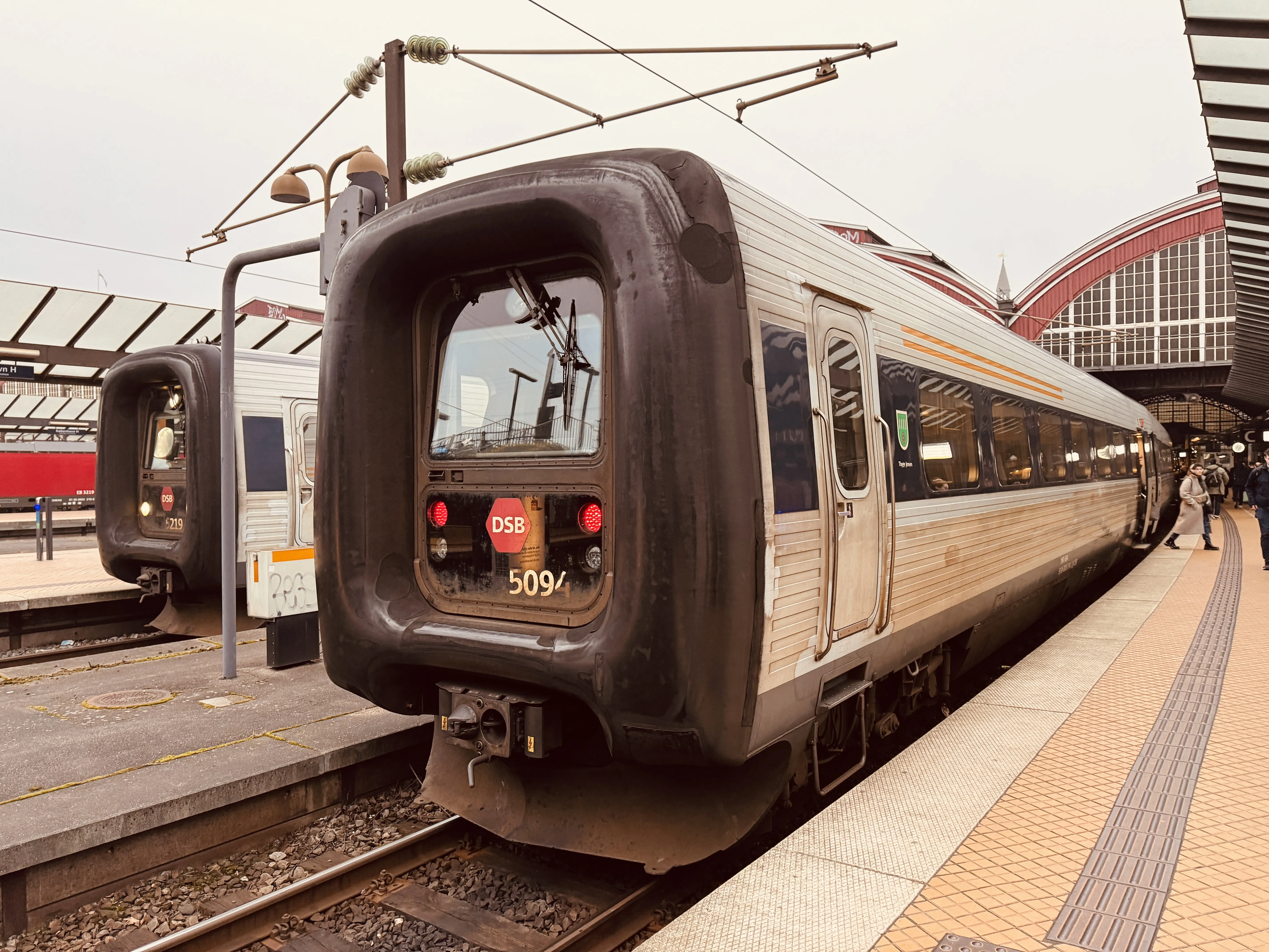 Billede af DSB MF 5094 fotograferet ud for København Hovedbanegård.